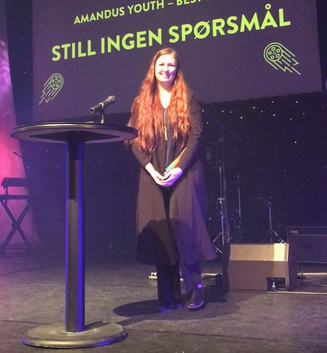 Hanna Suni mottar pris for kortfilmen "Still ingen spørsmål"