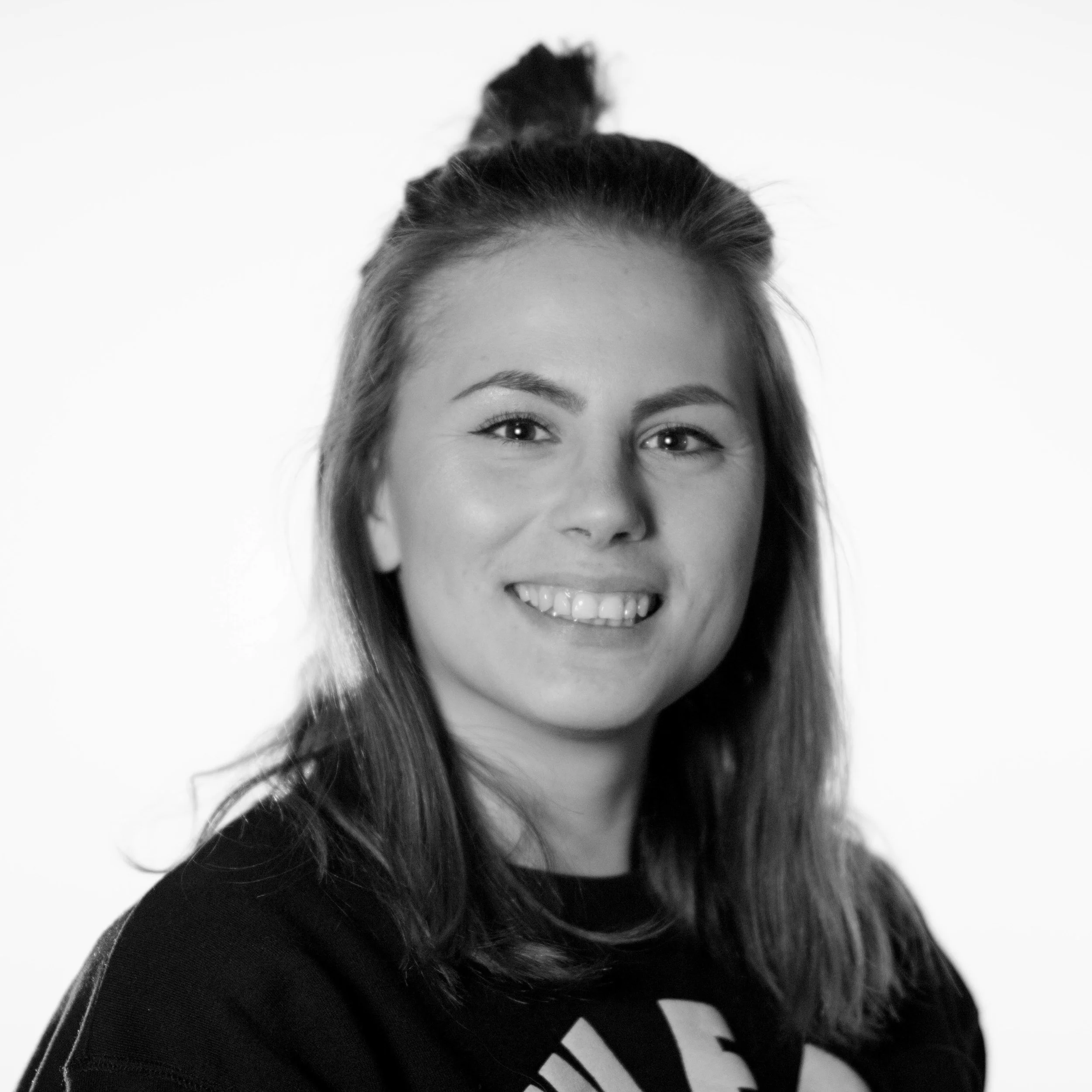 Mariann Meszaros Josefsen Tlf: 776 97 870 E-post Barne -og Ungdomsarbeider. Jobber med tilbudet for unge mellom 15-30 år. Koordinering av det samisk og danse tilbudet på Tvibit. Mariann er med i promoteamet og ansvarlig for Instagram og Snapchat. Jobber med booking av rom (hovedsakelig i 1. etasje) og med Ung Kulturrabatt. Områder: booking av rom, markedsføring, dans, veiledning, samiske prosjekter, prosjektledelse.