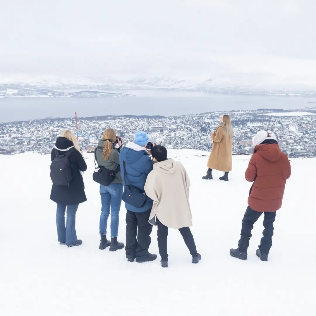 I dag arrangerer vi utend&oslash;rs portrettfotokurs p&aring; fjellheisen med talentfulle Cat Gundry-Beck!  Det har v&aelig;rt stort engasjement blant b&aring;de aspirerende og profesjonelle fotografer for dette kurset, og det er s&aring; g&oslash;y 