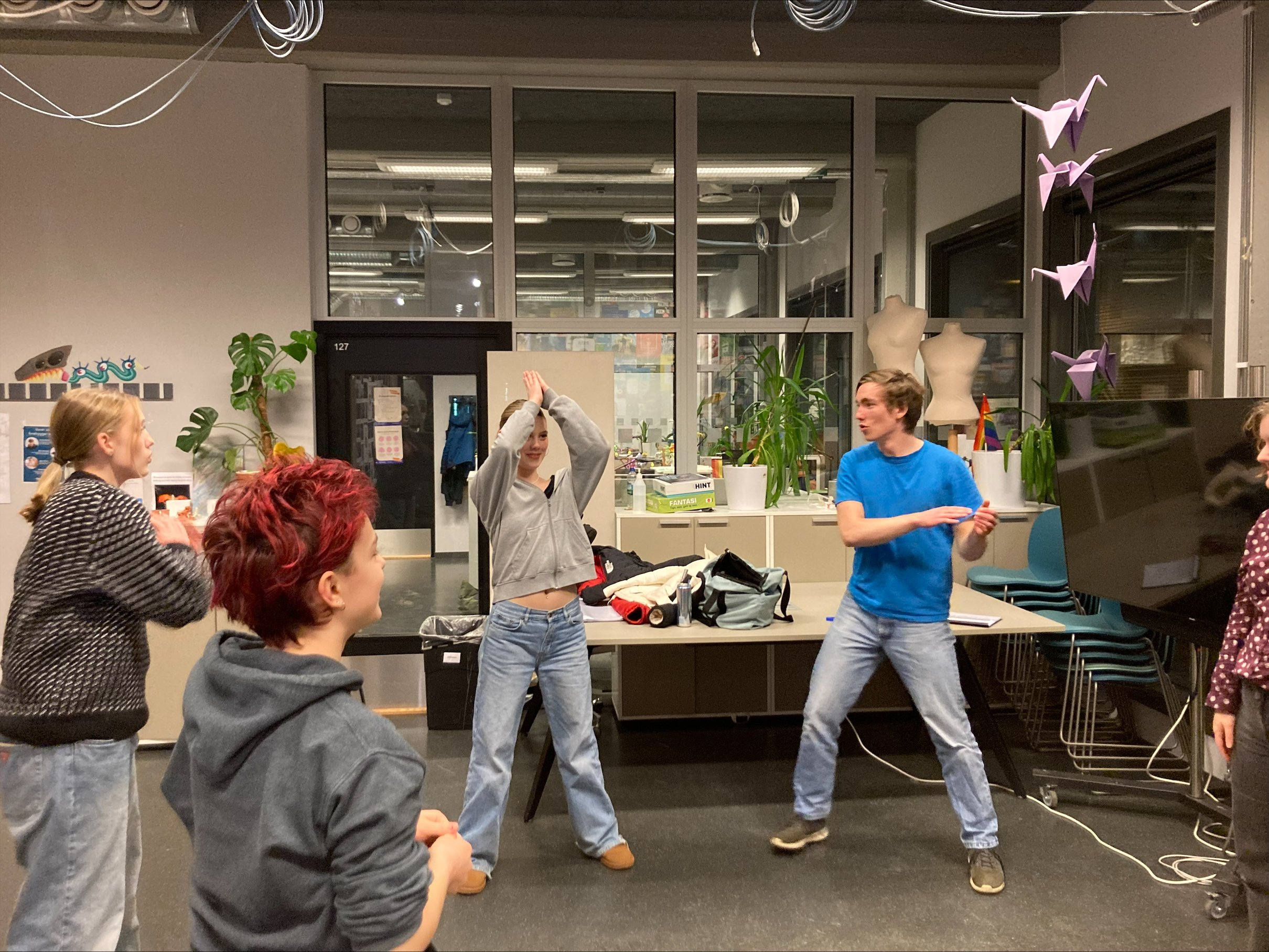  Aktørene varmer opp med hihaho før øving 