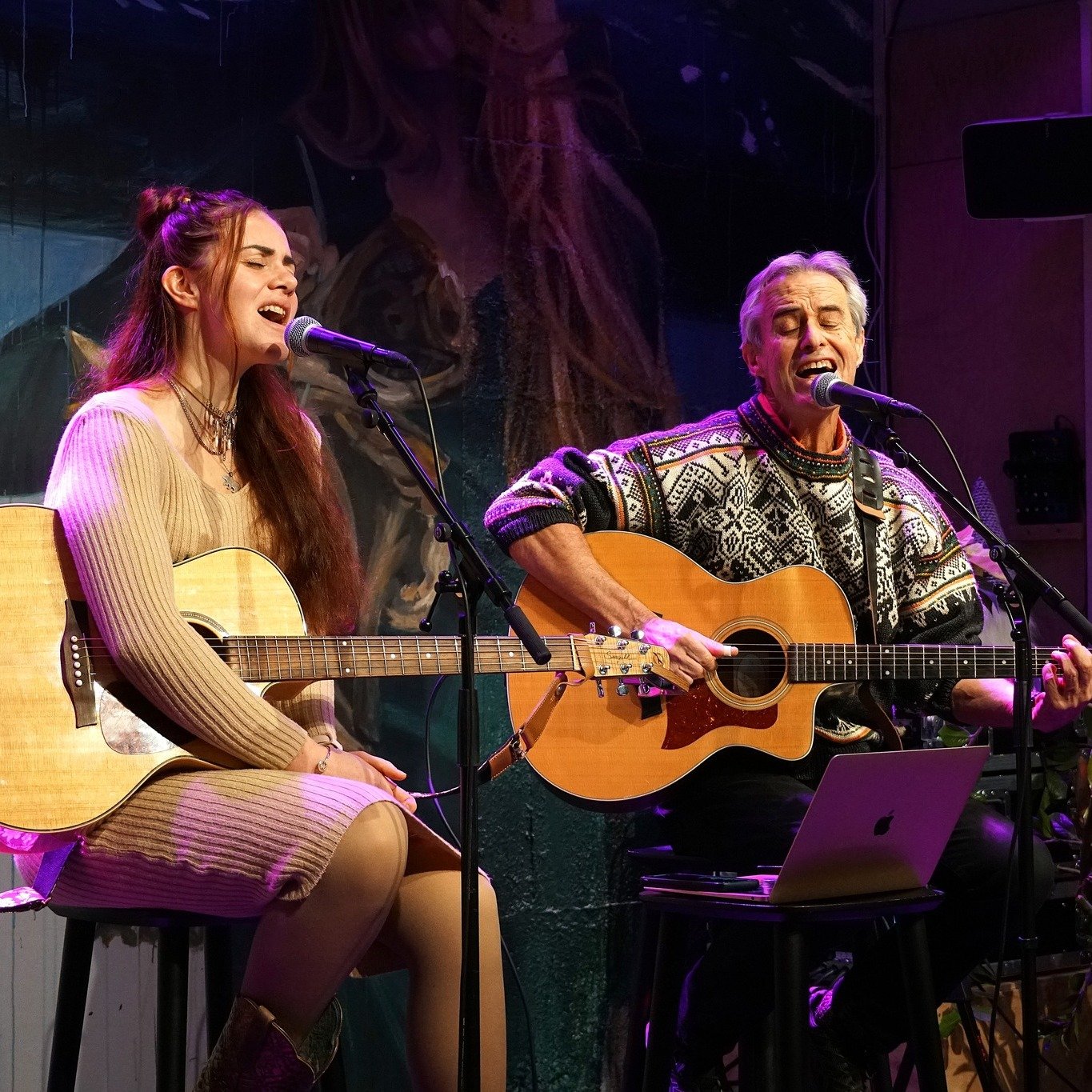 🥳 TVIBIT 25 &Aring;R! 🎉
Tvibit har 25 &aring;rs jubileum i &aring;r, og i den anledning hadde vi en skikkelig SUPERTORSDAG p&aring; huset i g&aring;r!🌟 Lunsjkonsert med Antonia Greenway og pappa David, julemat p&aring; hybelmiddag og live julemusi