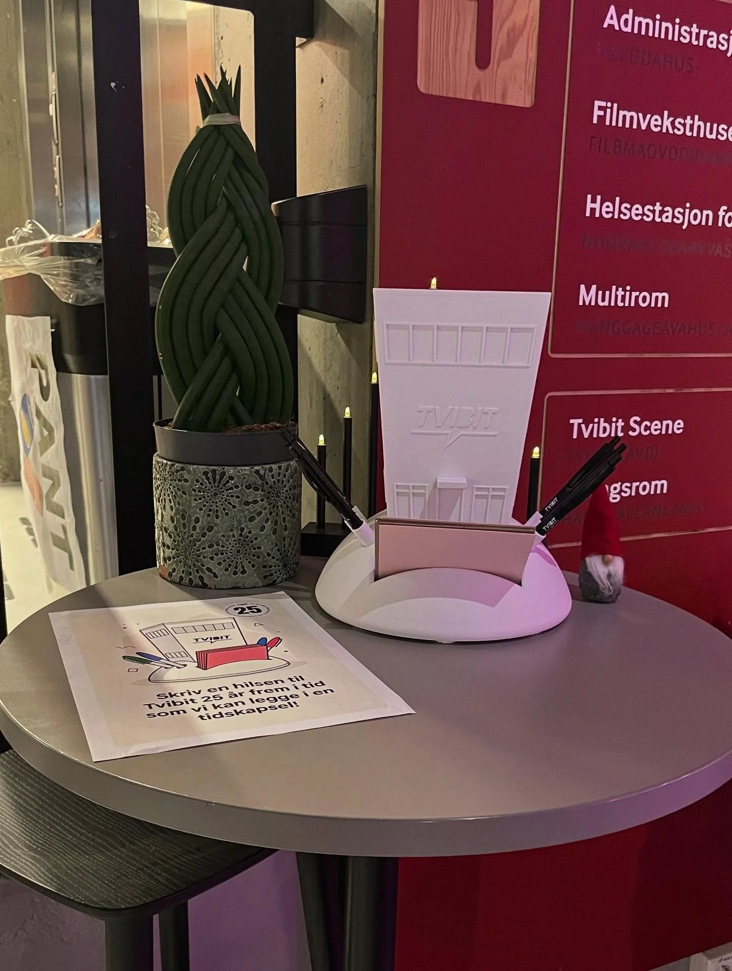 Kreativ Teknologi-avdelingen har 3D-printet en tidskapsel som vi skal begrave n&aring;r sn&oslash;en smelter🙌🏼 Vi h&aring;per dere som er innom huset skriver en hilsen til Tvibit 25 &aring;r frem i tid!🤩🎉 Penn og papir er tilgjengelig p&aring; 3D