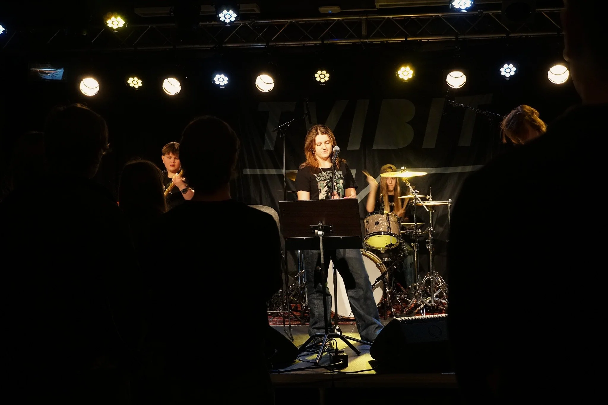 Torsdag 15. januar sparka vi i gang &aring;ret p&aring; beste m&aring;te her p&aring; Tvibit &ndash; med gratis hybelmiddag, god stemning og fullt hus 💛🎉
TIFF UNG var p&aring; scenen med programslipp, Kahoot og loddtrekning, f&oslash;r kvelden fort