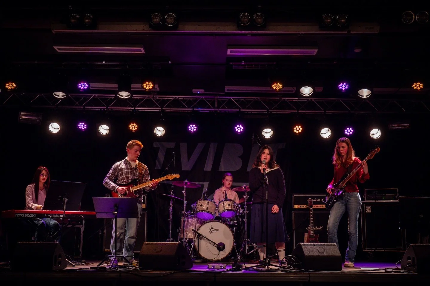 Forrige torsdag arrangerte elever fra Kongsbakken VGS &laquo;Konserten mot kreft&raquo; her p&aring; Tvibit&nbsp;😎
Publikum fikk oppleve to knallbra innslag fra Haribo og Rock mot Rus-vinnerne @deprivedband_ og det ble arrangert kakesalg til inntekt