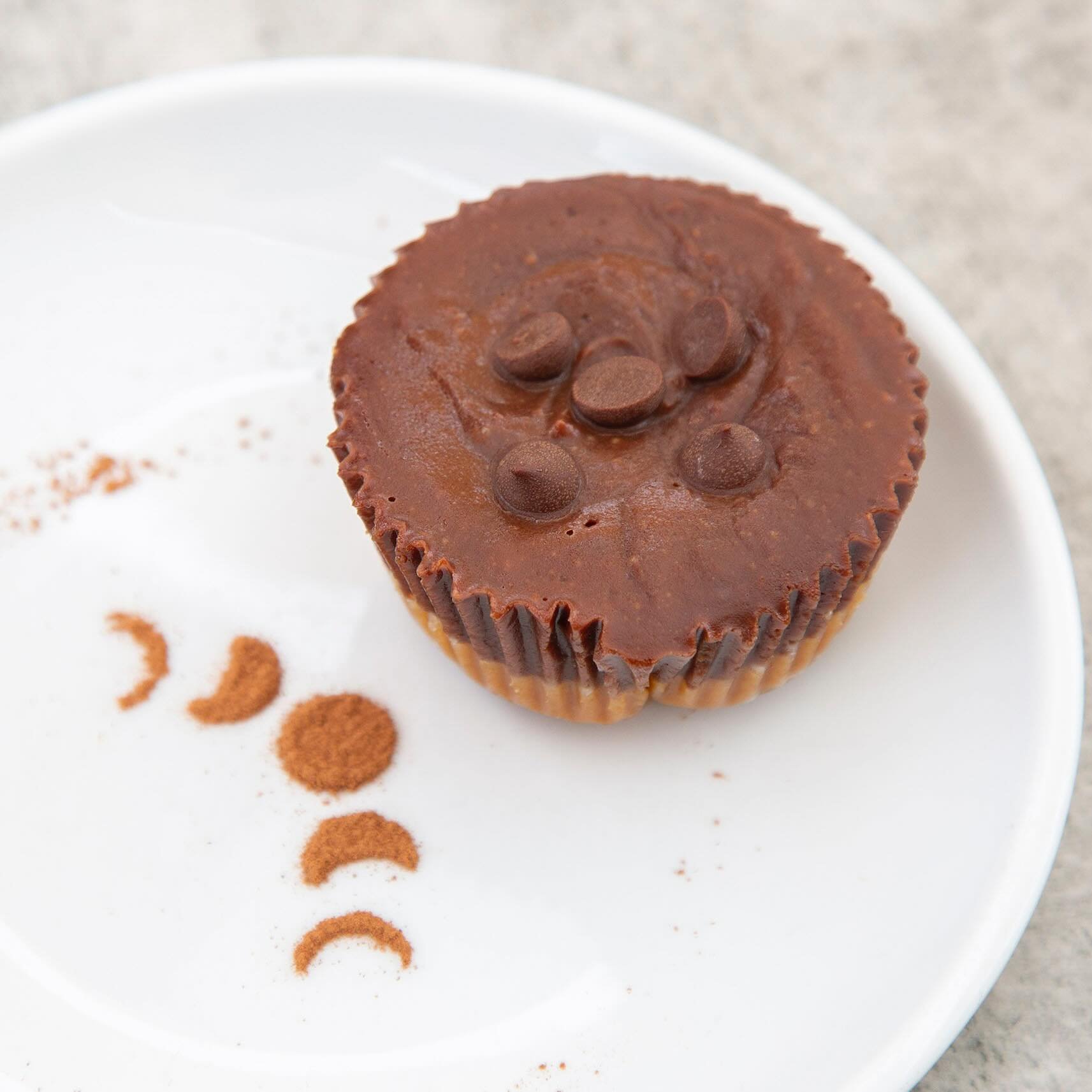 Treat yourself to our heavenly homemade Peanut Butter Cup! 🥜🍫✨ Crafted with love and packed with wholesome ingredients like creamy peanut butter, rich cacao, and pure maple syrup, every bite is a decadent delight. Plus, our rooftop Cafe is 100% org