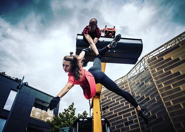 A treat for all the family this weekend! Catch the online premiere screening of EXO by the brilliant @motionhouse which premiered at @thealbanyse8 as part of #Circulate2018! 💃🕺🚜 Tomorrow at 4.30pm on the Motionhouse YouTube channel!