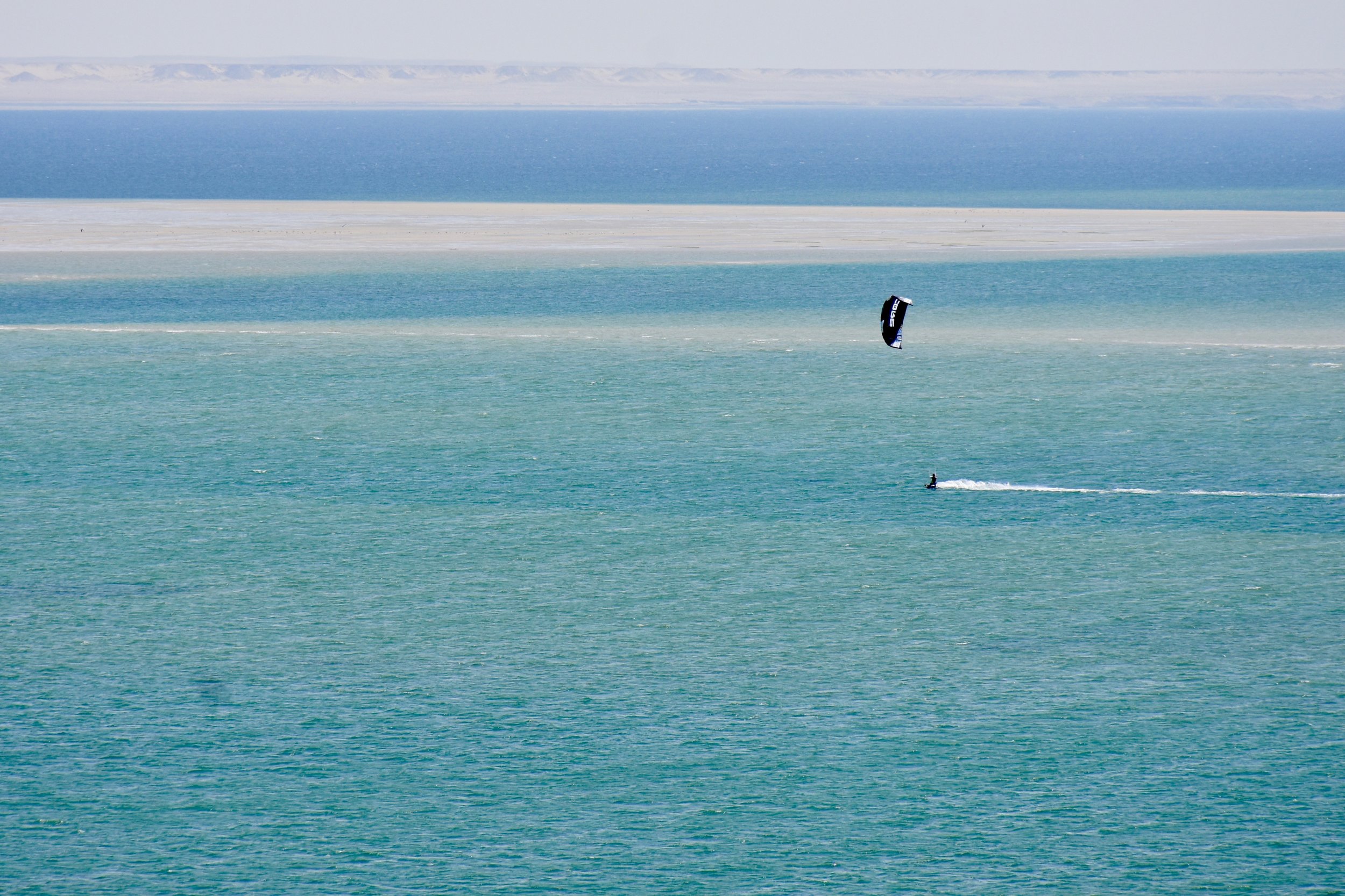 摩洛哥达赫拉下风白色沙丘|风筝控制风筝冲浪学校。jpg
