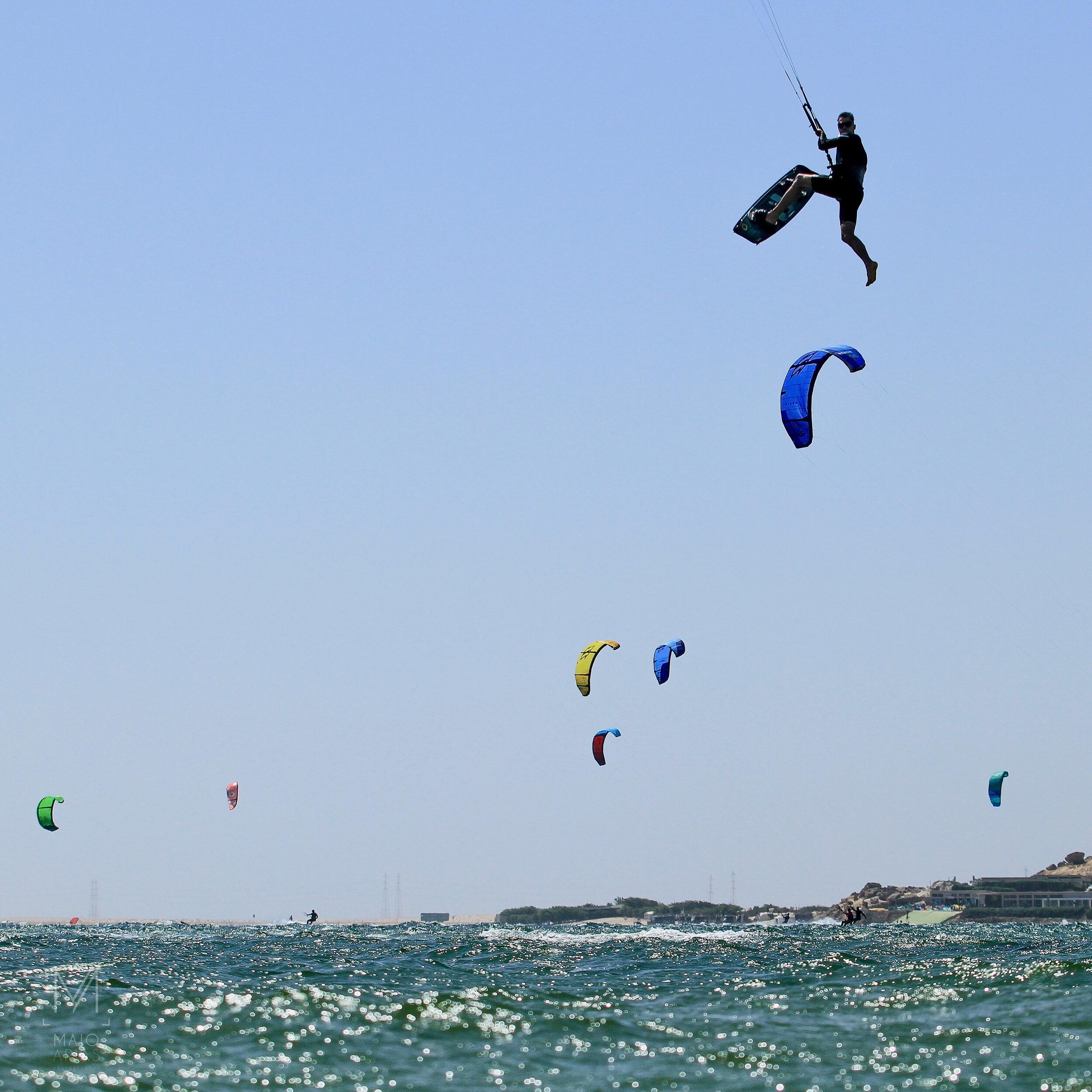 Want to learn new tricks this season? Come and meet the team!
.
.
.
Instructor: Fran&ccedil;ois 
Equipment: @ozonekites EDGE V11 9m + Board Ozone Torque 138

@ozonekites #kiteboard #kitesurfers #kitesurf #kiteboarding #kitesurfing #kitesurfschool #po