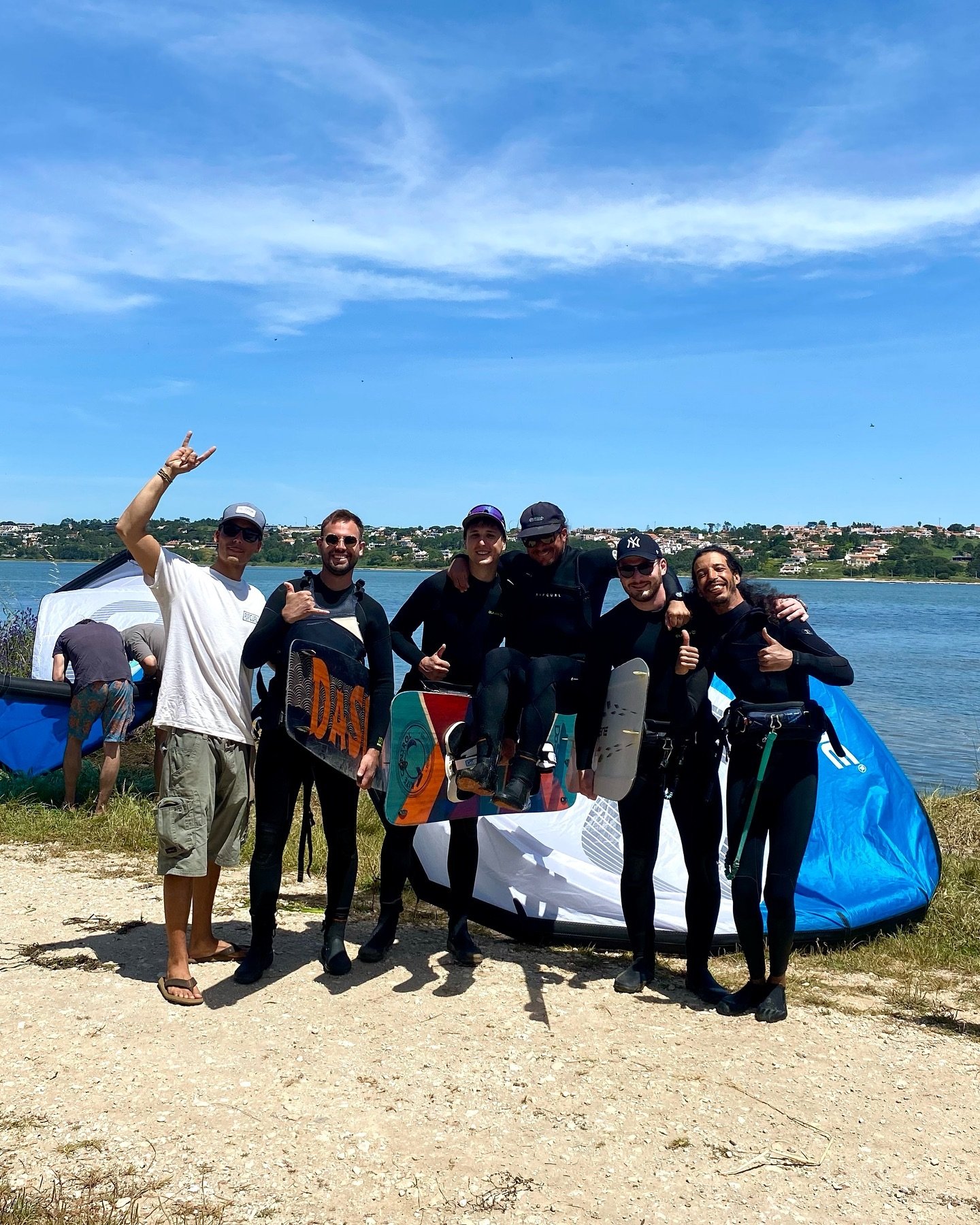 Happy people 😎🤟🏼

#kitesurf #kite #kitesurfing #team #teamwork #progress #beach #sun #ocean #sport #watersports #waves @ozonekites @ozonekitesportugal #portugal 

#kitecontrolportugal
#visitportugal 
#travel 
#trip 

➡️ https://www.kitecontrolport