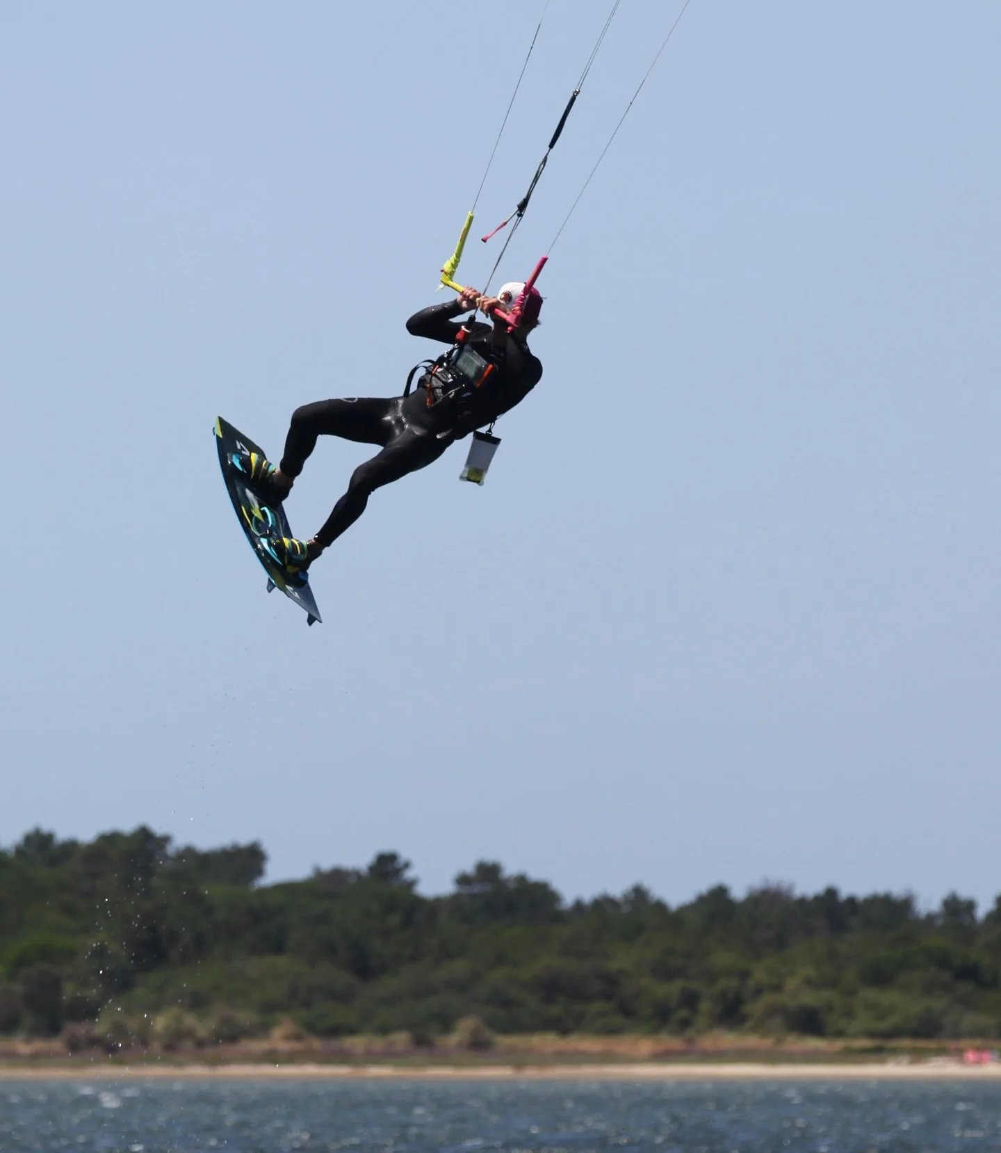 Proof that our instructors spend more time in the air than on the ground 😎🤟🏽 Who&rsquo;s ready to join the fun? @vicocliss 

#kitesurfing #kitesurfers #kite #watersport #fly