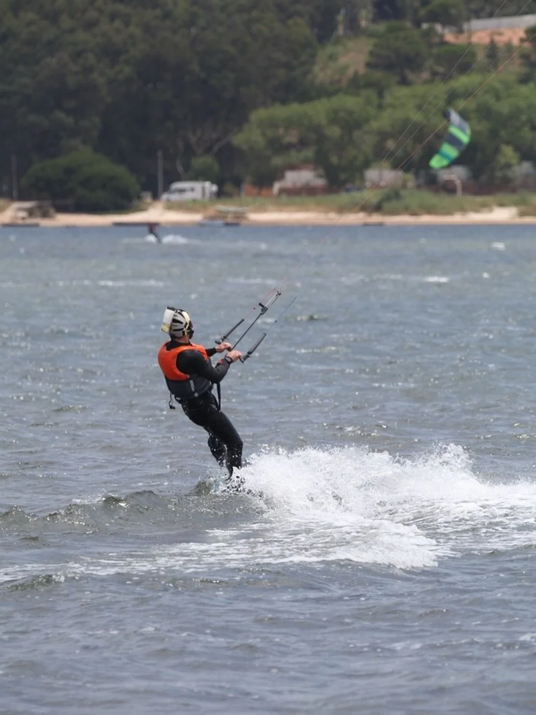 Caught some air, caught some waves.. and a mouthful of lagoon water 🫣🤟🏽😜

#portugal #kitesurfing #kitesurf #watersports #team #teamwork