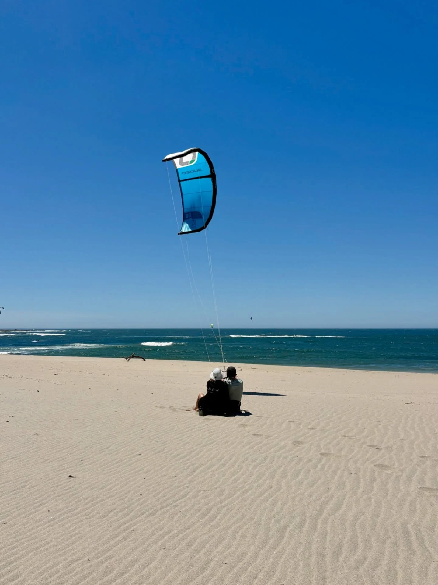 Sometimes the best seat is right on the sand 🏖️😊🤙🏽

#kitesurf #kite #kitesurfing #ocean #beach #sun #portugal @ozonekites