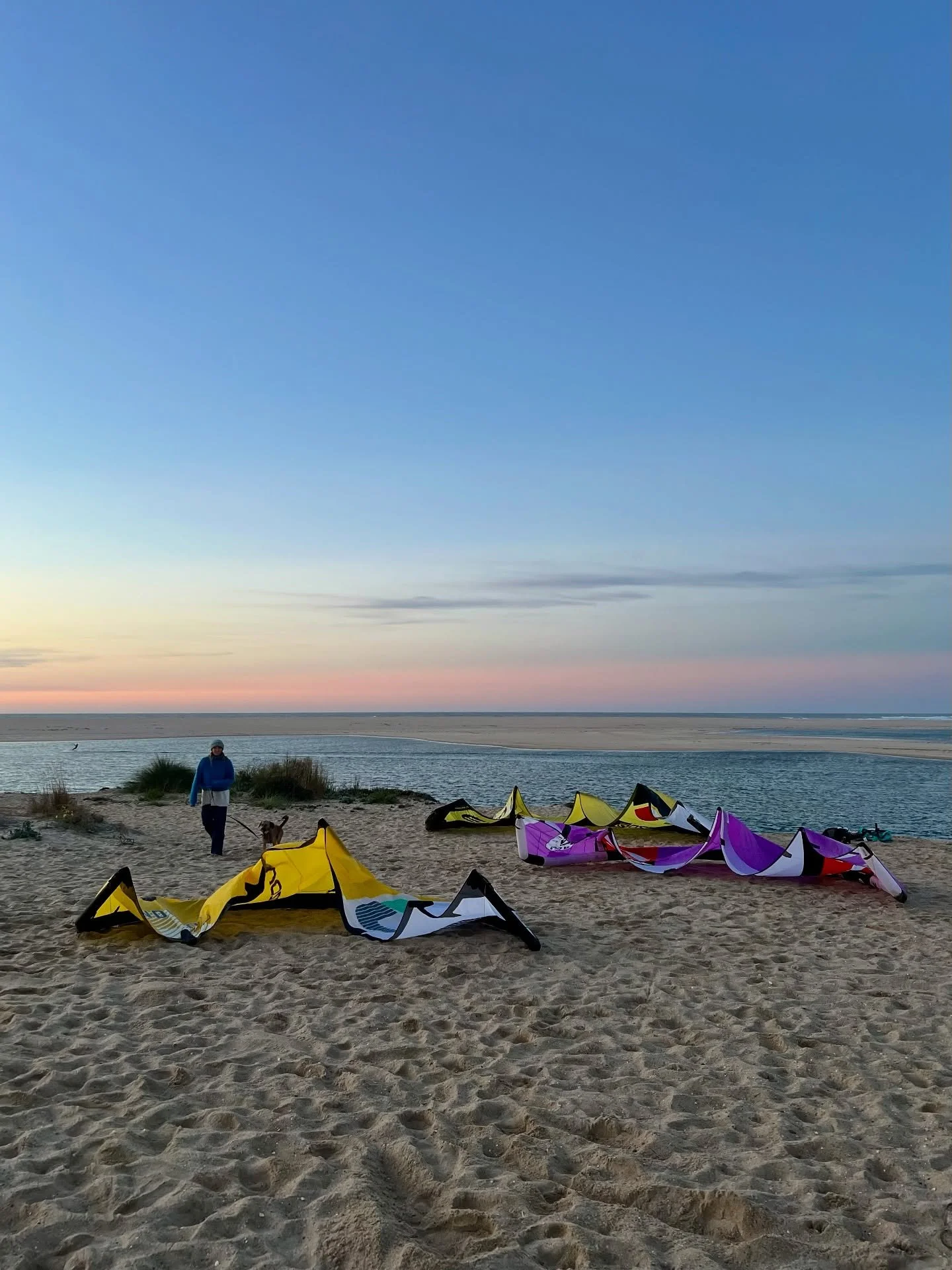 Chasing the wind under a candy sky 🧚🏼‍♀️💕Nothing but wind, friends and a pink light.. Chill autumn 🥰
#kitesurfing #kite #lagoon #wind #beach #sunset #watersports @ozonekites