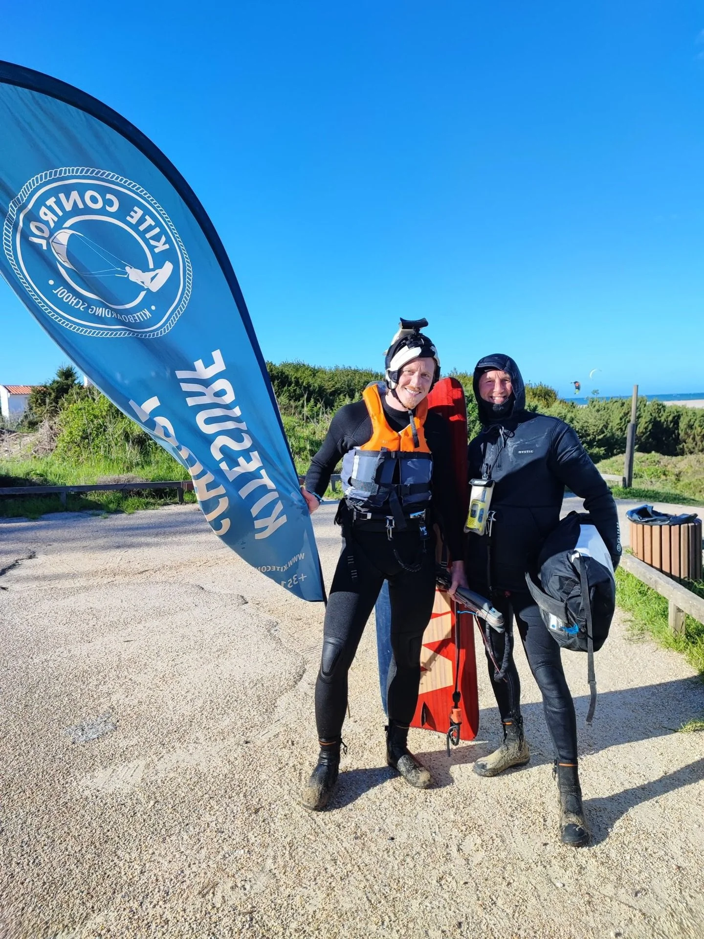 Wind, laughs and hoodies 🐧 Just another good moments at the lagoon! 🐚🌊💨

#kitesurfing #kite #kiteschool #portugal #visitportugal