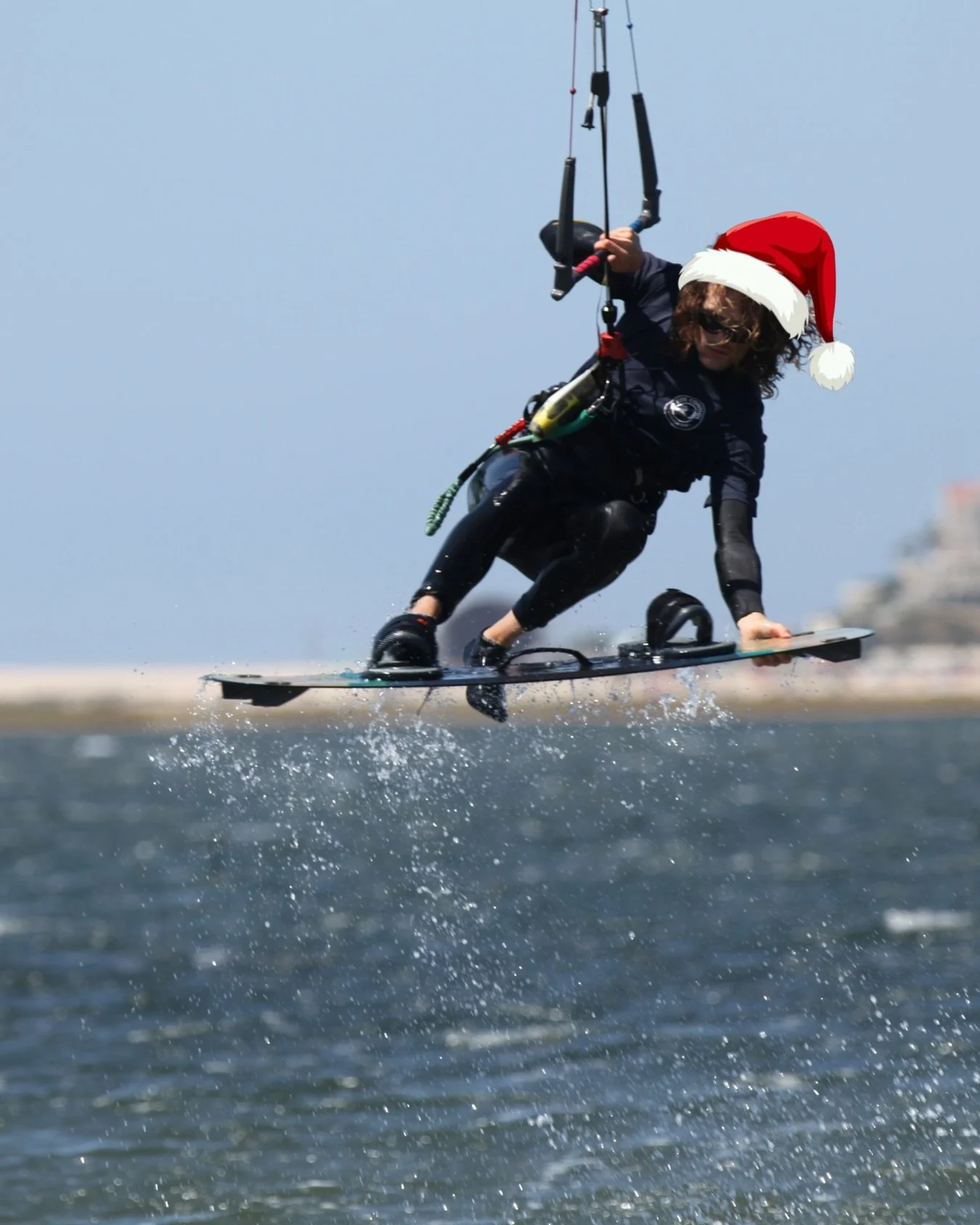 🎄🎅🏼December 6th, but in our kite school the wind doesn&rsquo;t take holidays.
Even Santa stopped by for a quick session before delivering gifts! 🎁 

#kitesurf #kitesurfing #kite #christmas #christmastime #santa #santaclaus