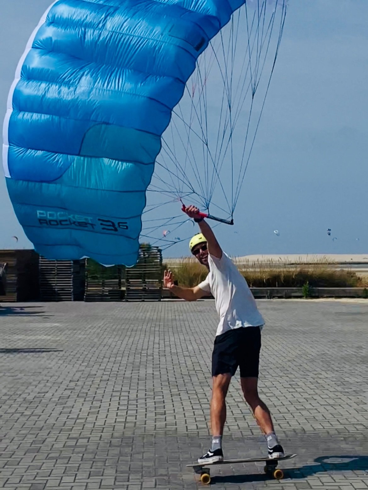 Who said you need water to fly? Ozone Pocket Rocket parawing does the job anywhere 😎🪁 @ozonekites @ozone.wing 
#kitesurf #skate #skateboard #board #portugal