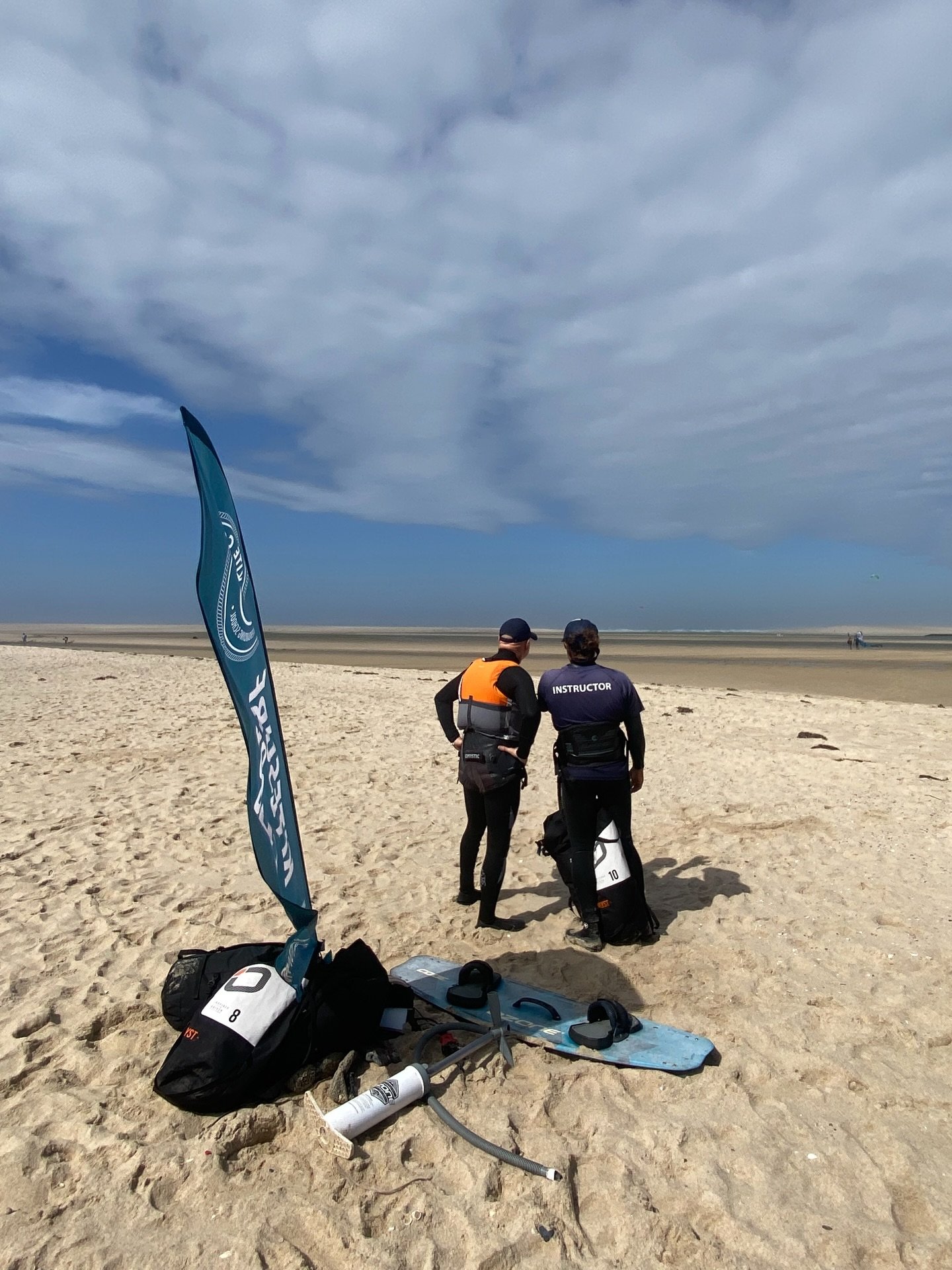 Let the wind lift you higher 😊✨🌞

#kitesurf #kitesurfing #kite #kiteschool #kitesurfers #portugal #visitportugal🇵🇹 @ozonekites
