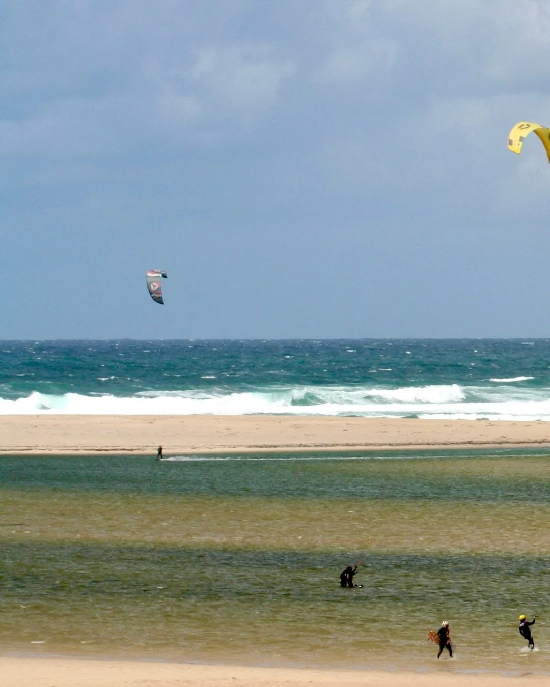 Sky painted by kites 🎨🪁🩵
#kitesurfing #kite #sky #ocean #colors