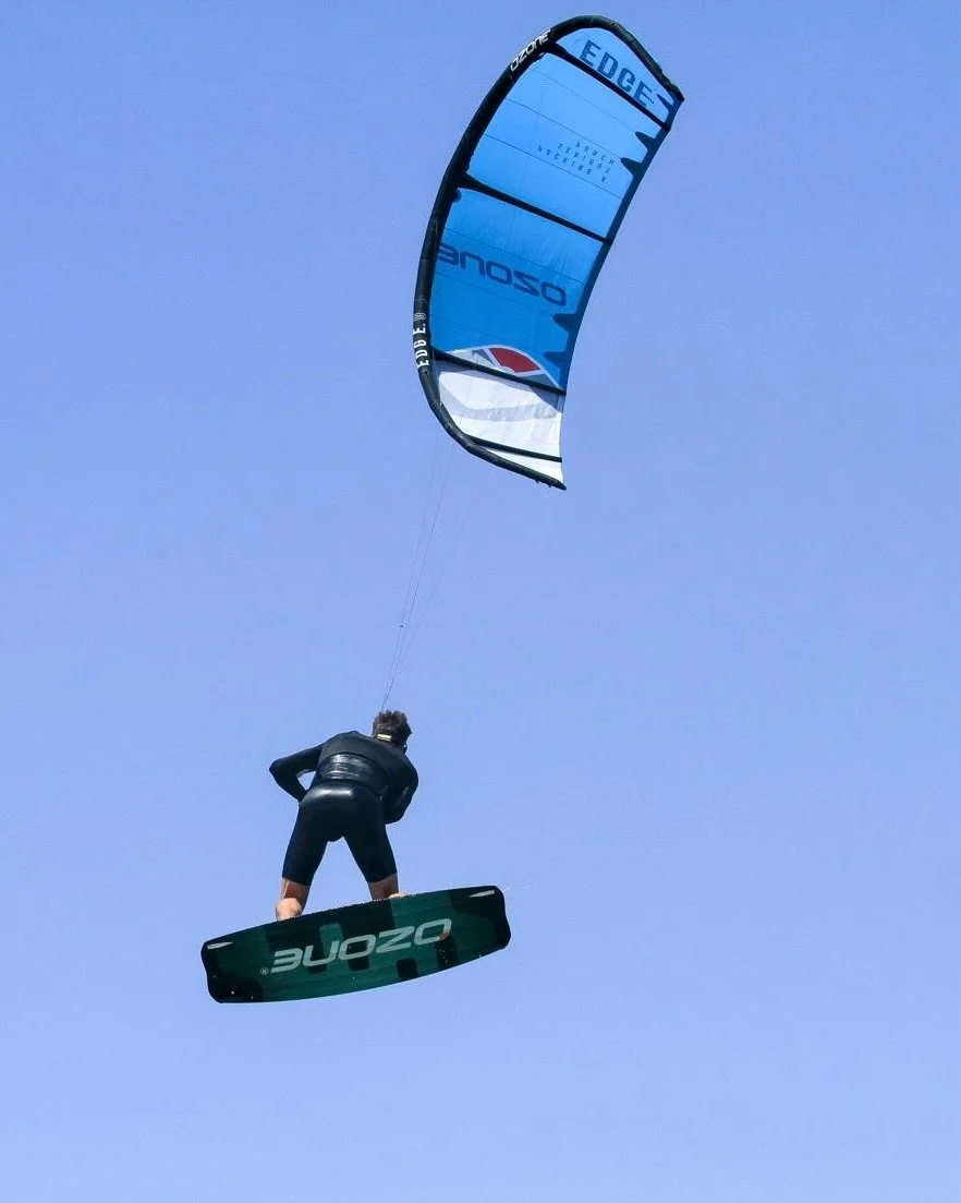 Flight training mode.. up in the air 🦋💨🌊
#kitesurfing #kite @ozonekites