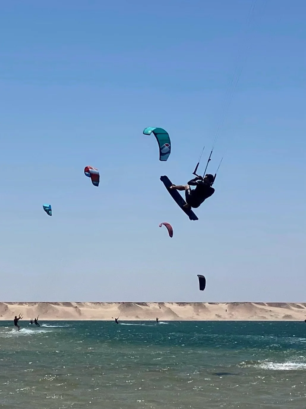 Sky above, water below, nothing else matters 🌬️💫🤙🏽

#kitesurf #kite #kiteboard
