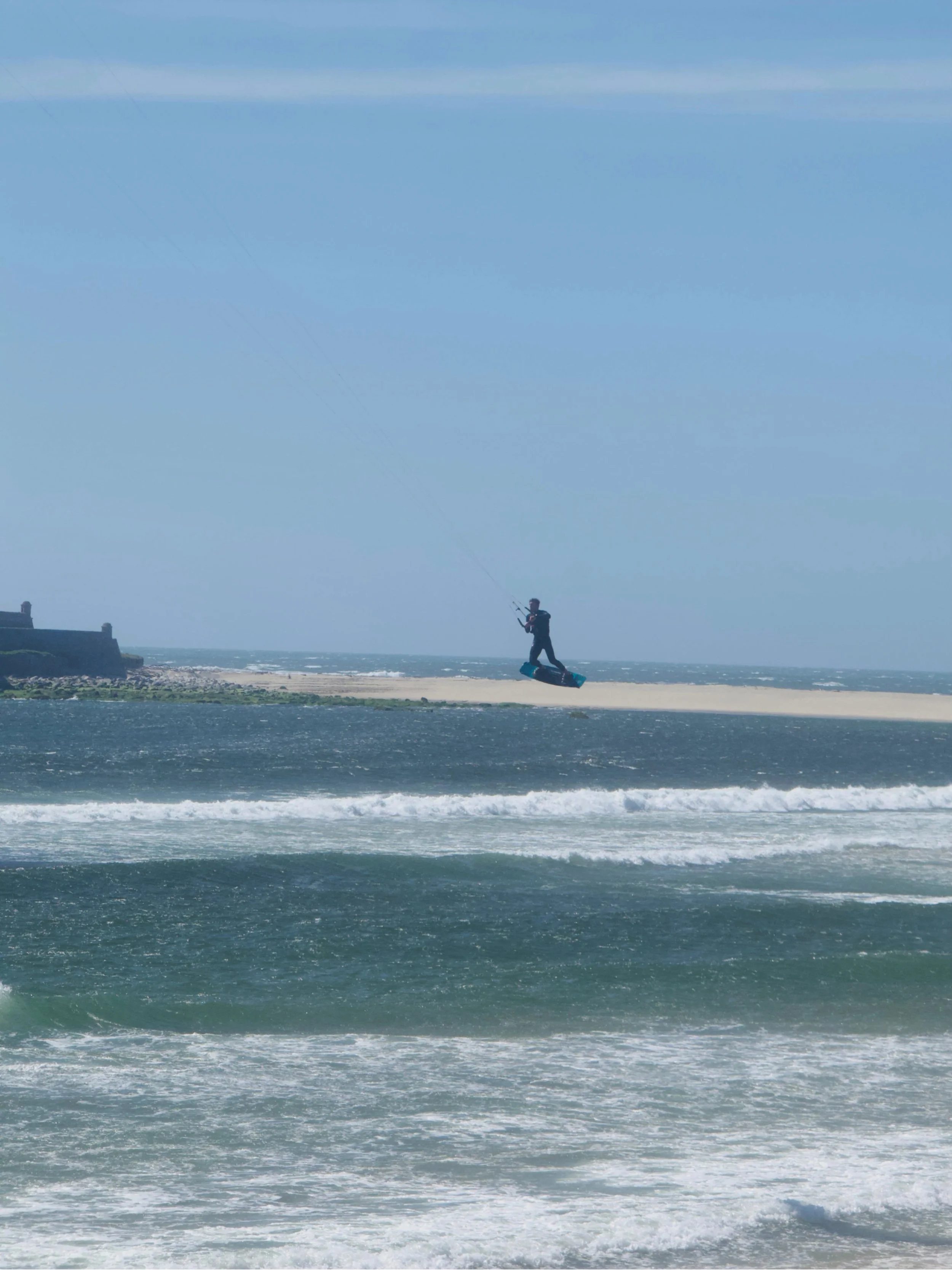 If Fran&ccedil;ois is nowhere to be found in &Oacute;bidos, chances are you&rsquo;ll find him catching air on his kite in Moledo 🪁💙🌊
#kitesurfing #kitesurf #ocean #wind @ozonekites 🤙🏽