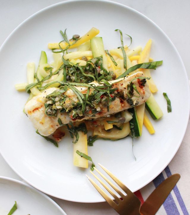 Heading into a long weekend of food and fun, so keeping it on the extra healthy side tonight with this grilled cod on a bed of saut&eacute;ed summer squash. This dish is light and bright with lots of 🍋. .
.
.
#labordayweekend #summergrilling #summer