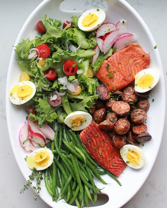 Salmon Ni&ccedil;oise salad. Have you ever served a giant platter of salad for 2? We did and it (mostly for the 📸) and  surprisingly, it made an already delicious salad even more fun to eat! .
.
.
#nicoisesalad #salmondinner #salmonrecipes #healthyf