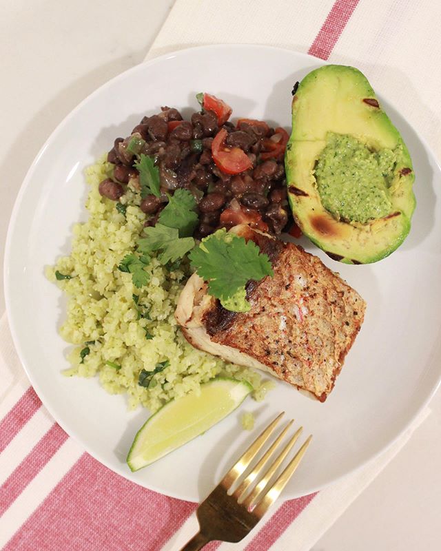 Feeling like the Caribbean in this kitchen 🏝 Seared red snapper, Cuban style black beans, cilantro cauliflower rice and a grilled avocado filled with a cilantro, pepita and avocado pesto. .
.
.
.
#redsnapper #seafoodrecipes #pescatarian #pescatarian