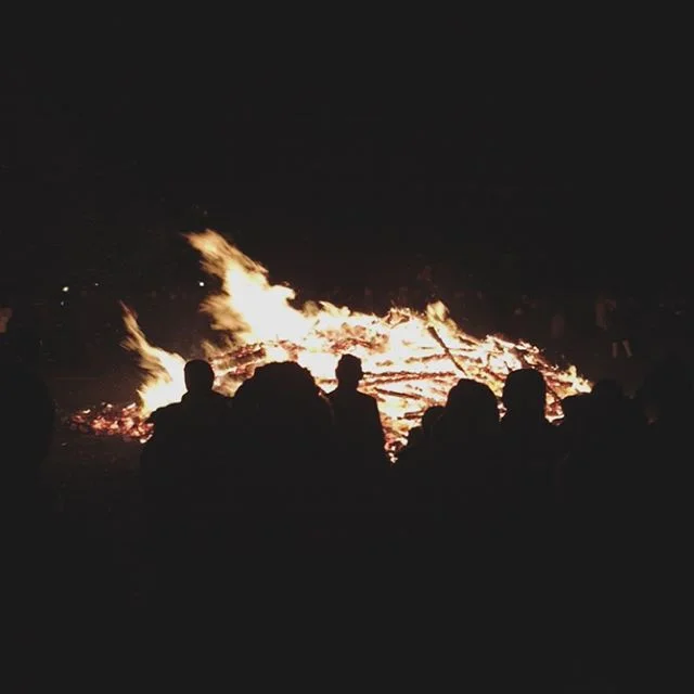 Happy New Year from Reykjav&iacute;k!! Such an incredible way to bring in the new year, amazing traditions (and setting off fireworks was cool too!) .
.
.
#newyear #happynewyear #2018 #perthphotographer #photographer #reykjavik #iceland #fireworks #colour #bonfire #traditions #seltjarnarnes #reykjaviknewyearseve #newyearseve
