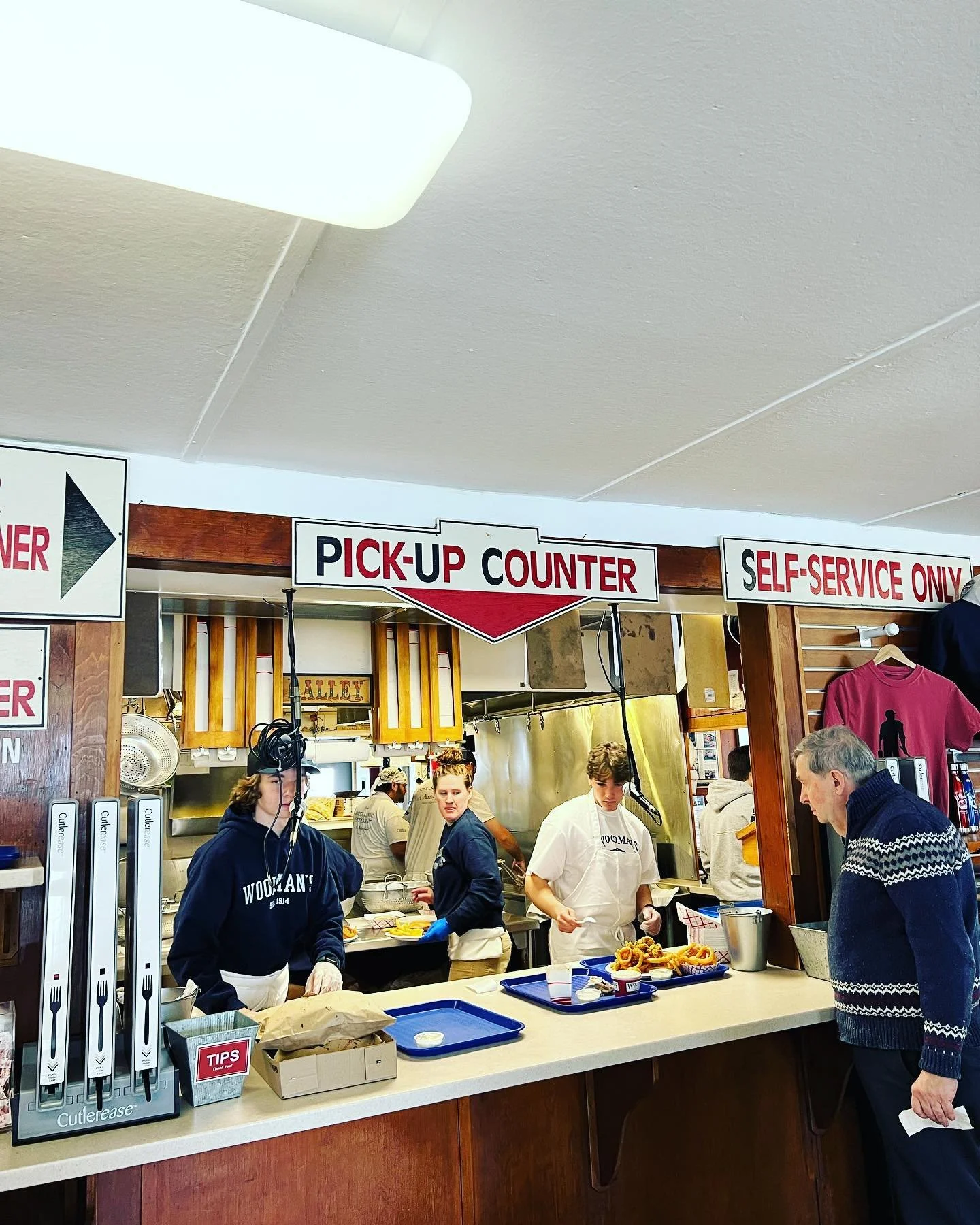 Nothing hits the spot after kite flying on a chilly morning than some fresh fried and a Harpoon from @woodmans_of_essex