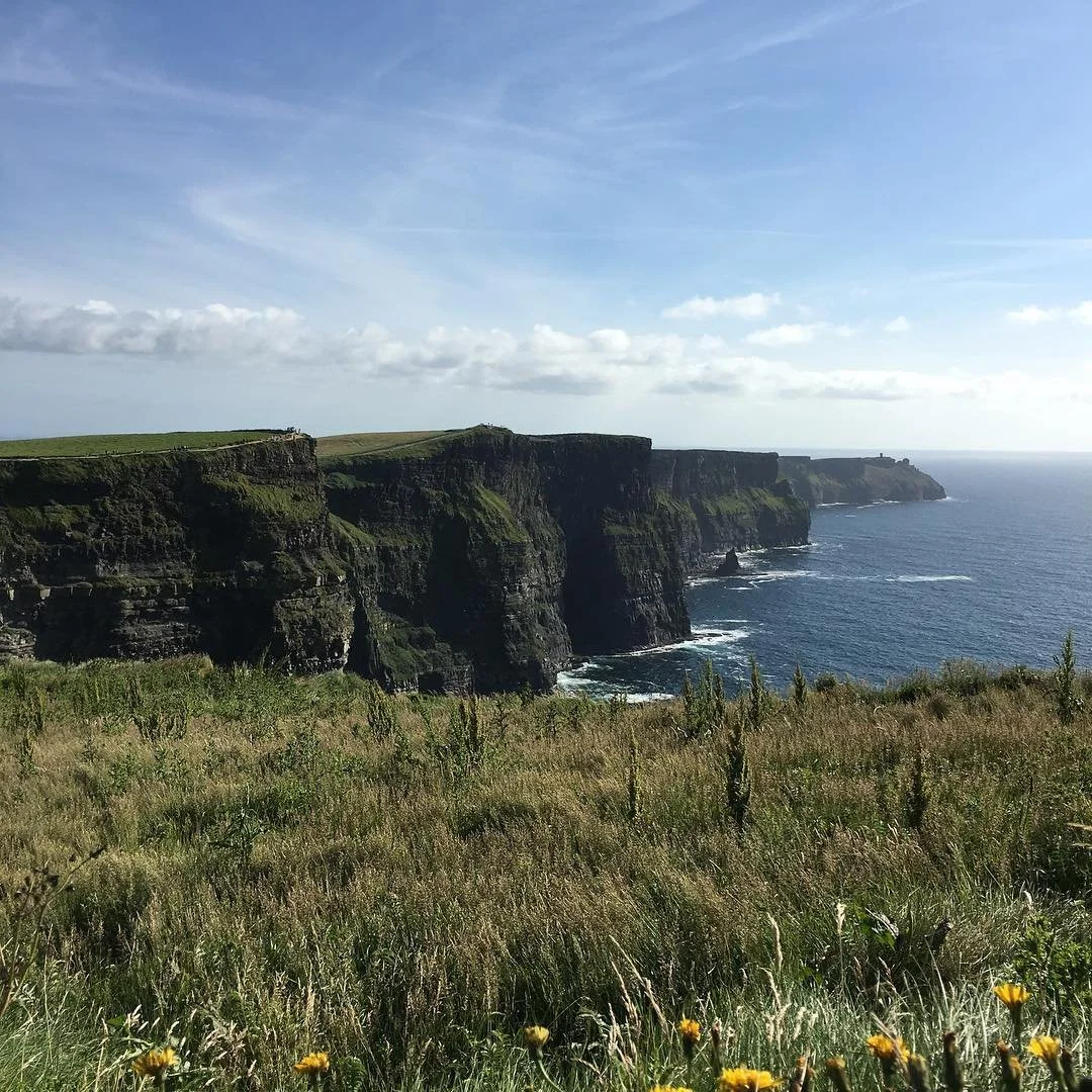 Headed to the Cliffs of Moher? For a #taketheworld #protip arrive after 6pm. #cliffsofmoher #breandwilltakeireland #kungfuchoirboy @kungfuchoirboy @bre_r