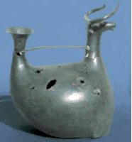 Askos bronzeo, il contenitore vinario di età nuragica (1000-900 a.C.), rinvenuto ad Oliena e conservato al Museo Nazionale Archeologico di Nuoro .