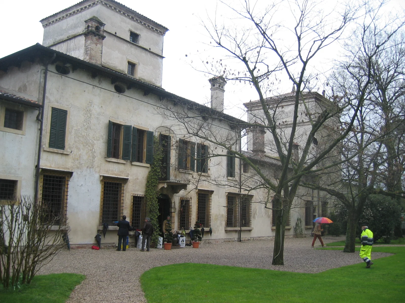 L'esterno di Villa Mattarana durante la prima, piovosa, giornata