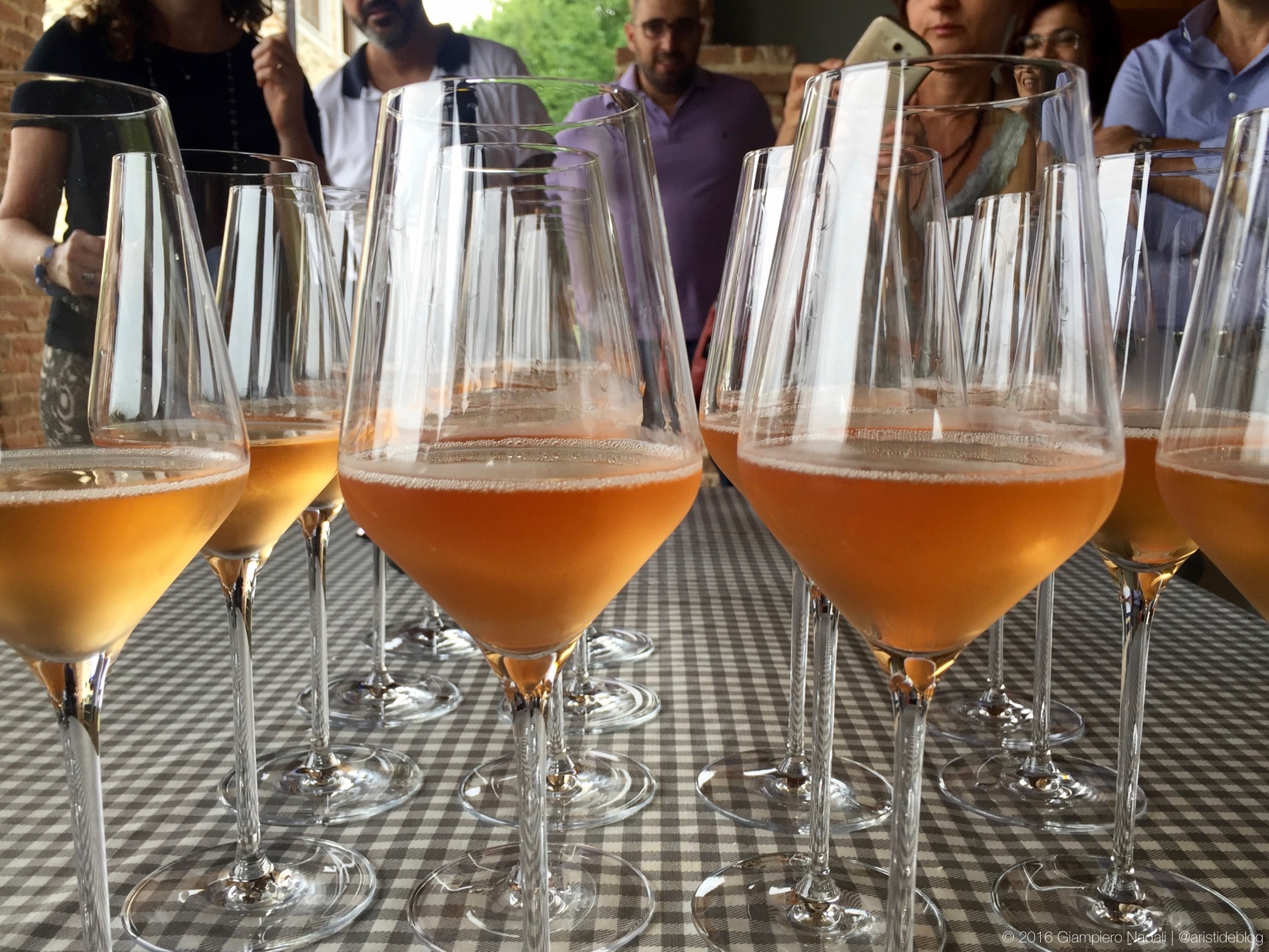 Calici in attesa: Buvoli Spumante Brut Metodo Classico Rosé