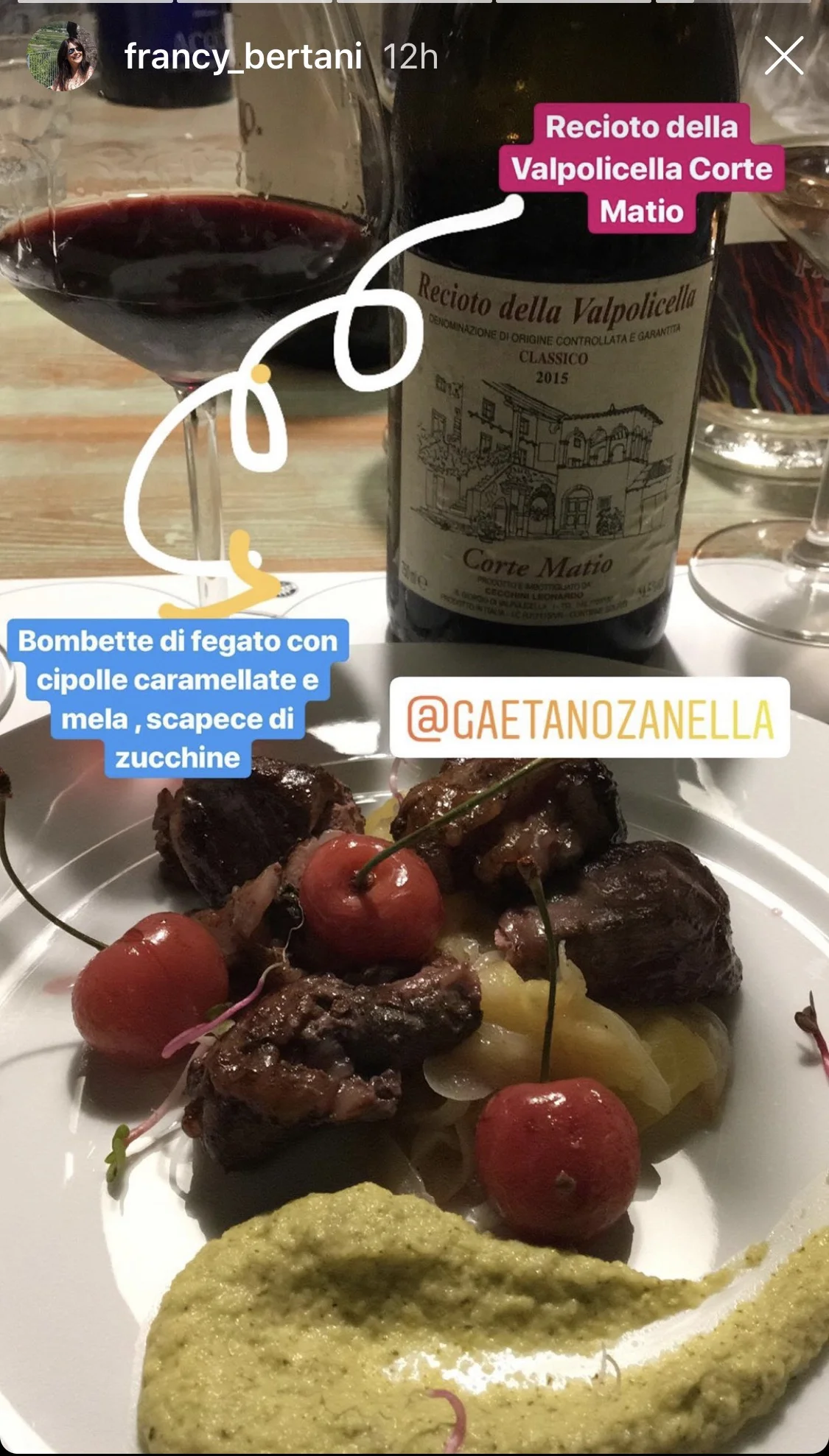 Il Recioto della Valpolicella servito con una pietanza - foto da Instagram, di Franca Bertani.