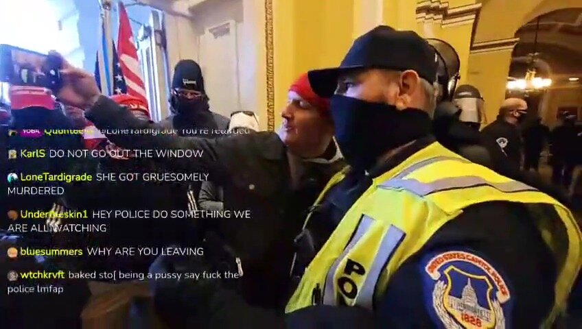 Poliziotto fa selfie con i rivoltosi