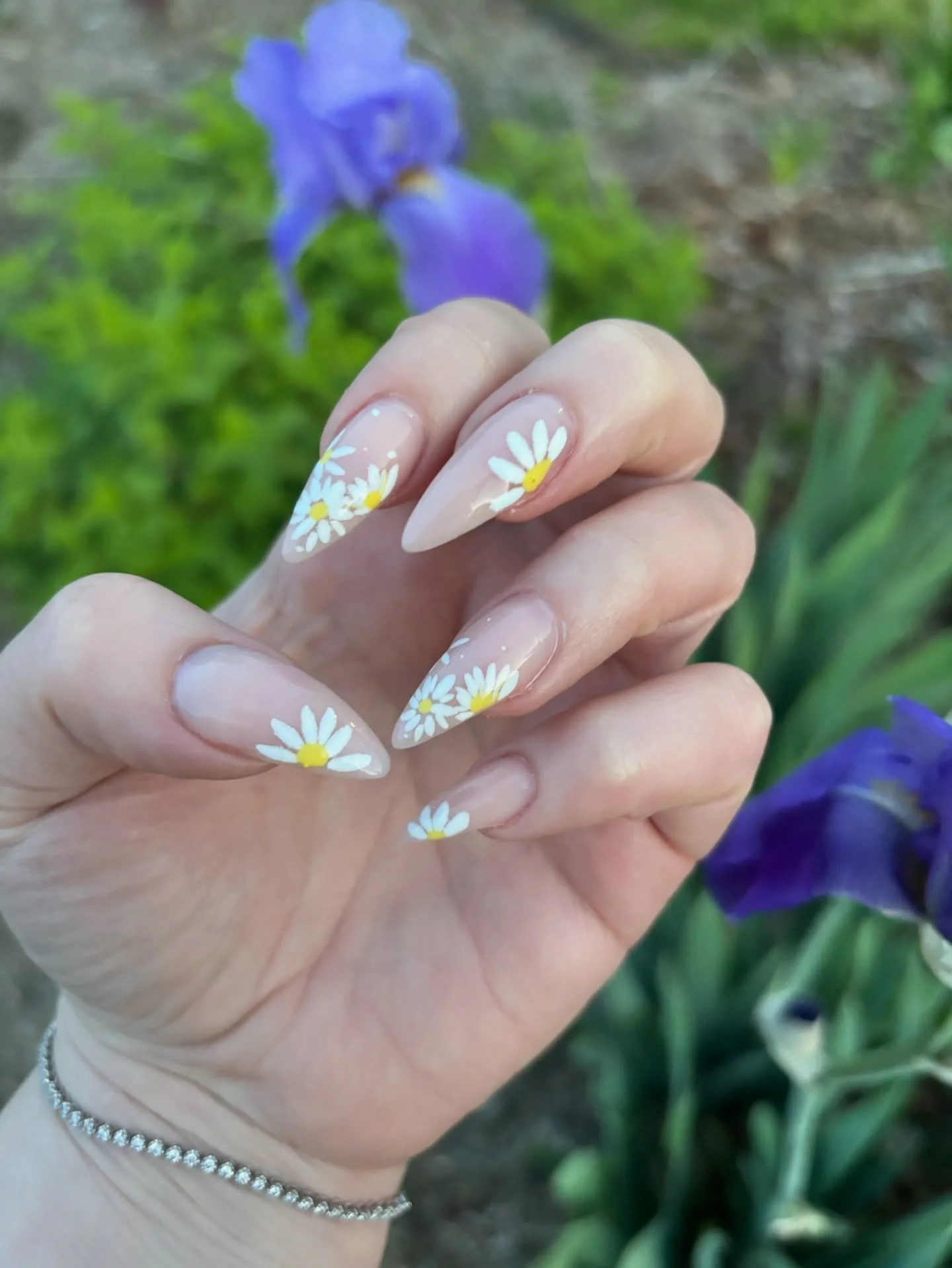 @jossynails_ is a true artist 🌼🐝