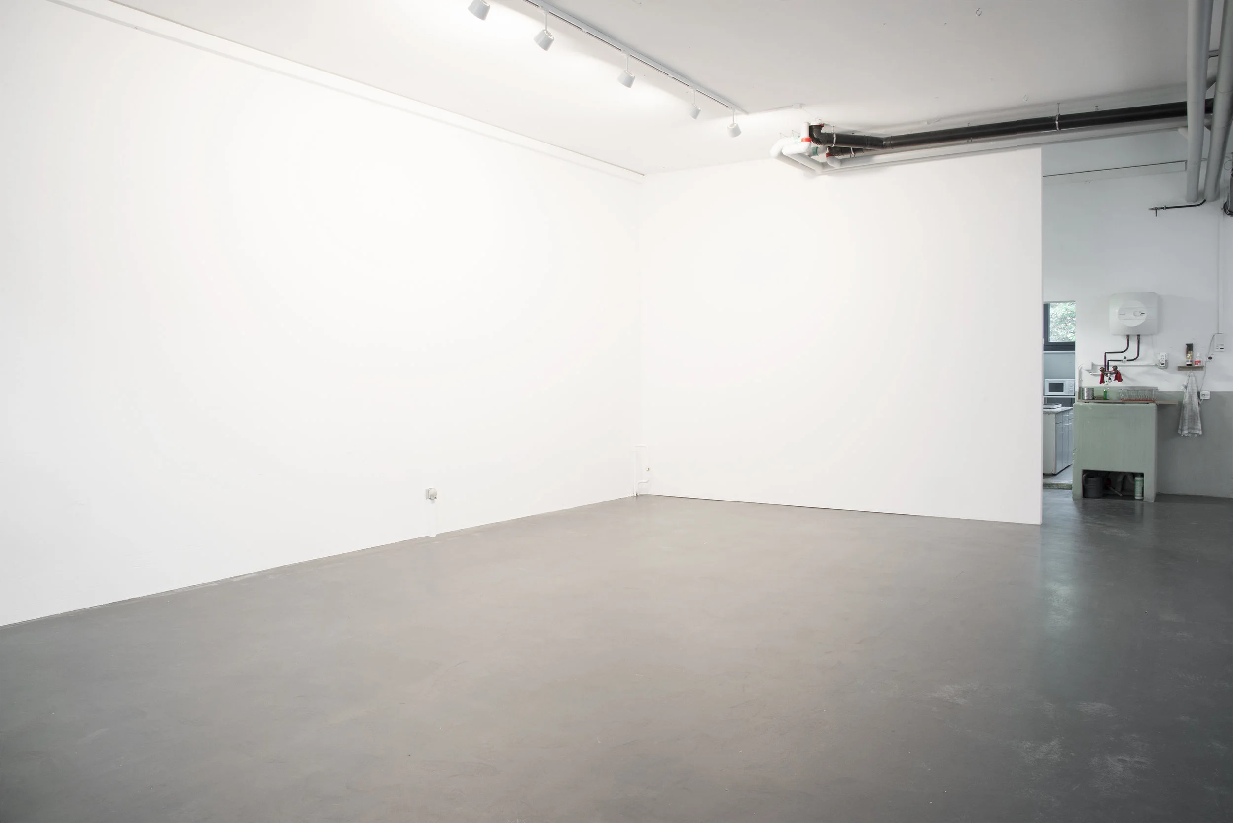 L'espace polyvalent est grand! Il accueille aisément les expositions, les conférences, les projections et peut même être aménagé en studio photo.
