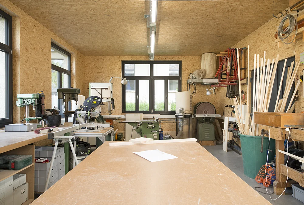 La forge est un atelier géré par Hyperespace et Le Sapin. Située dans la cour intérieur, cette dépendance abrite un atelier muni de machines de qualité pour réaliser maquettes et prototypes.