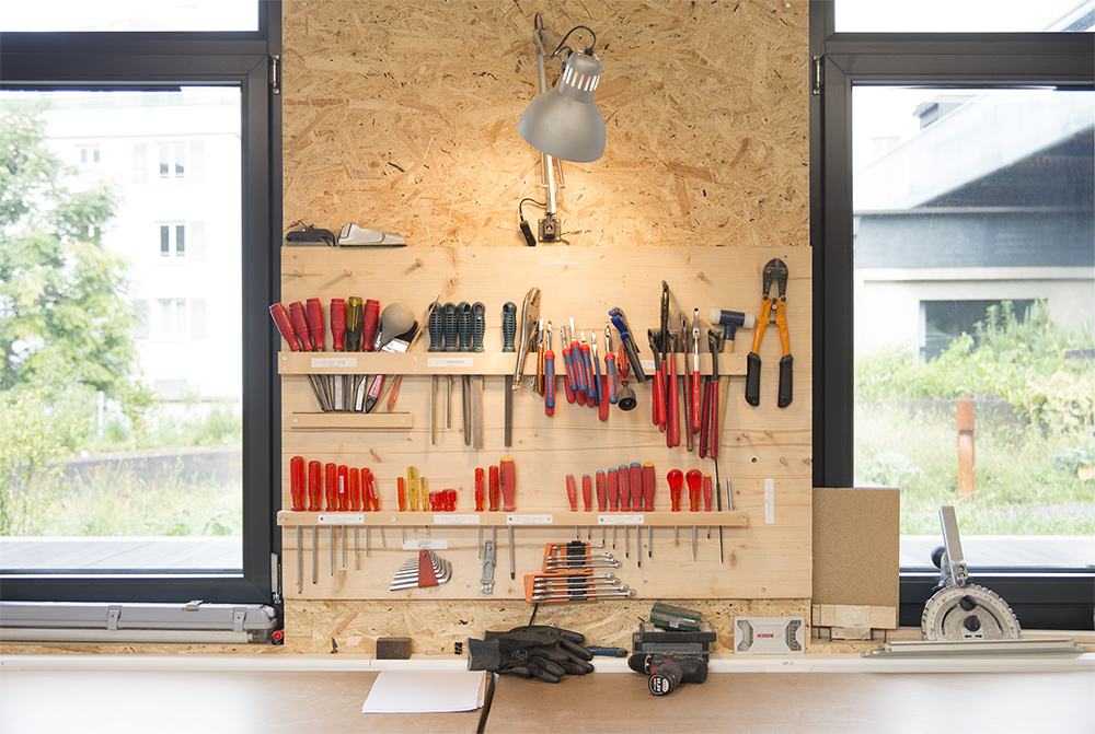 Par le biais d'une cotisation sous forme d'abonnement, les membres peuvent utiliser l'atelier ainsi que ses outils et machines. Cet abonnement constitue un fond qui permettra de remplacer ou réparer le matériel usé.