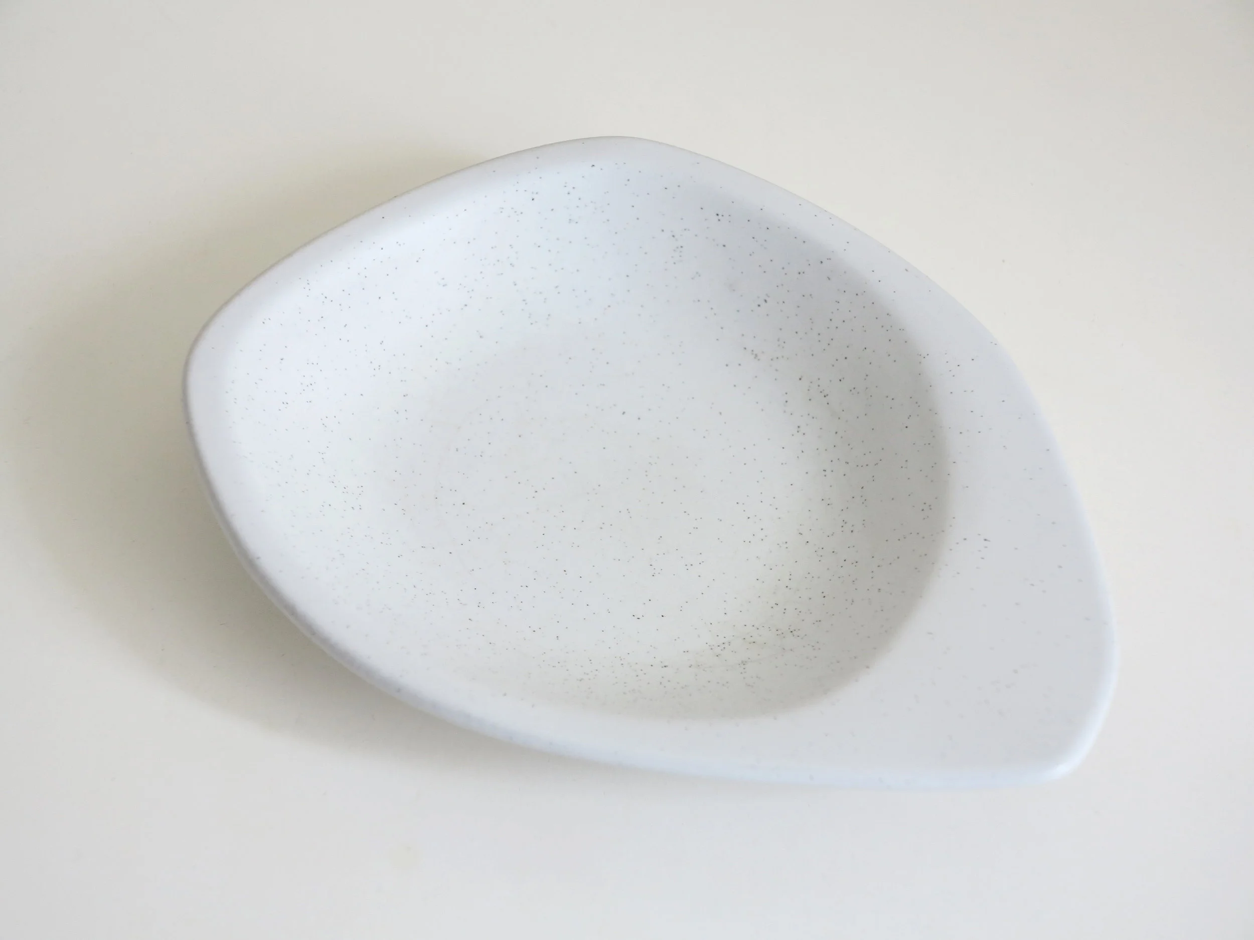 A mid-1950s Lee Rosen for Design-Technics Biomorphic Pottery Dish. 7.62" l.