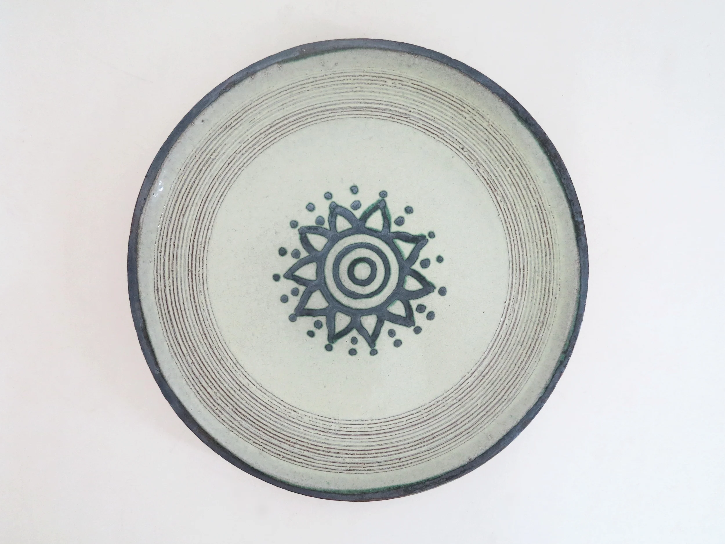 Early 1940s Combed and Squeeze Bag Decorated Plate. 11.5" dia.  