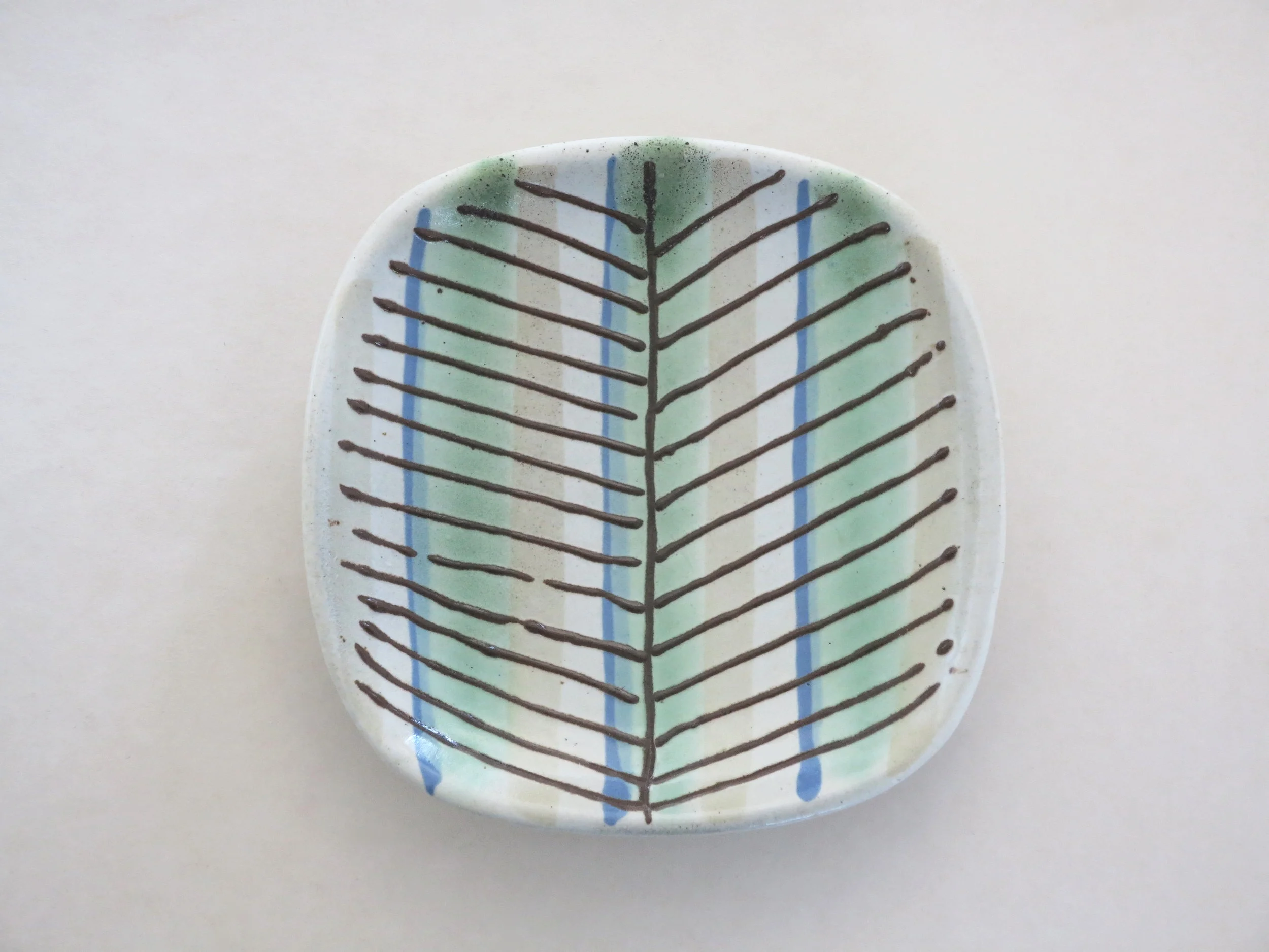 Early 1940s Lee Rosen for Design-Technics Squeeze Bag Decorated Dish. 7" dia.