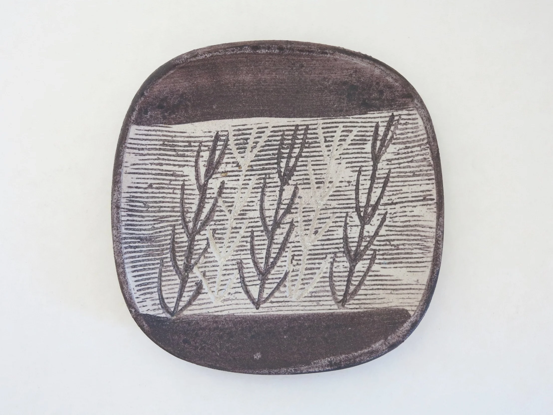 c1950 carved stoneware plate by Nancy Wickham (1923-1987). 6.12" dia.