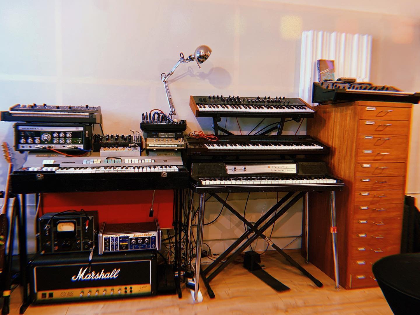 tape, tube or transistors, these tools are ready for a new year!

#farfisacompact #wurlitzer200a #moogrogue #yamahadx7 #yamahacs5 #prophet08 #rcaop6 #spaceecho #evanssuperecho #marshalljcm800