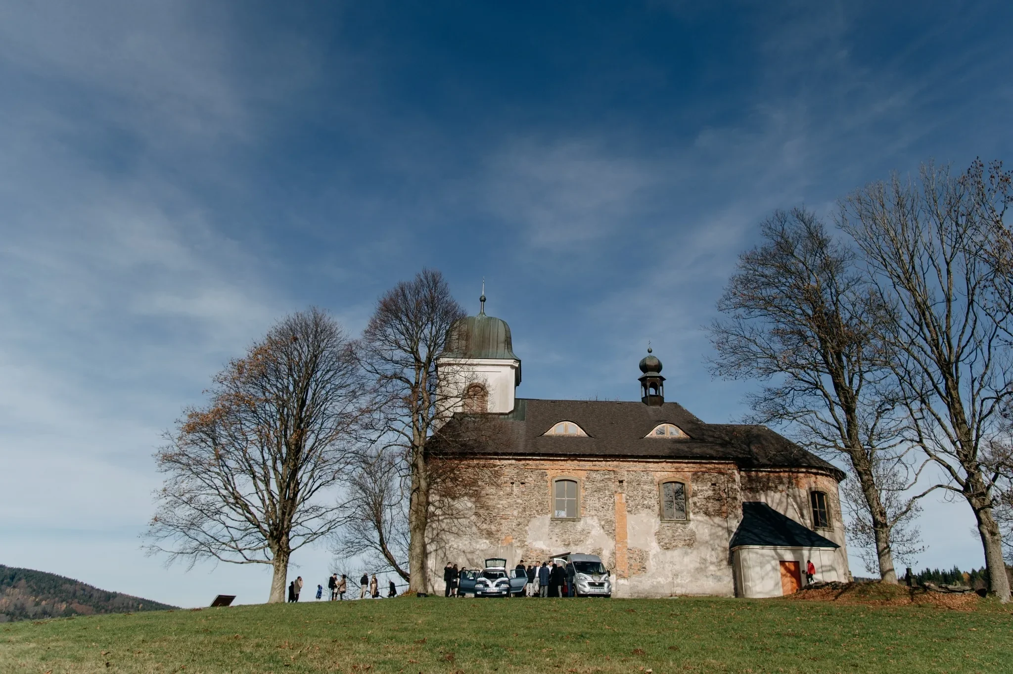 09-kostel-na-kopci-orlicke-hory-svatebni-obrad.webp