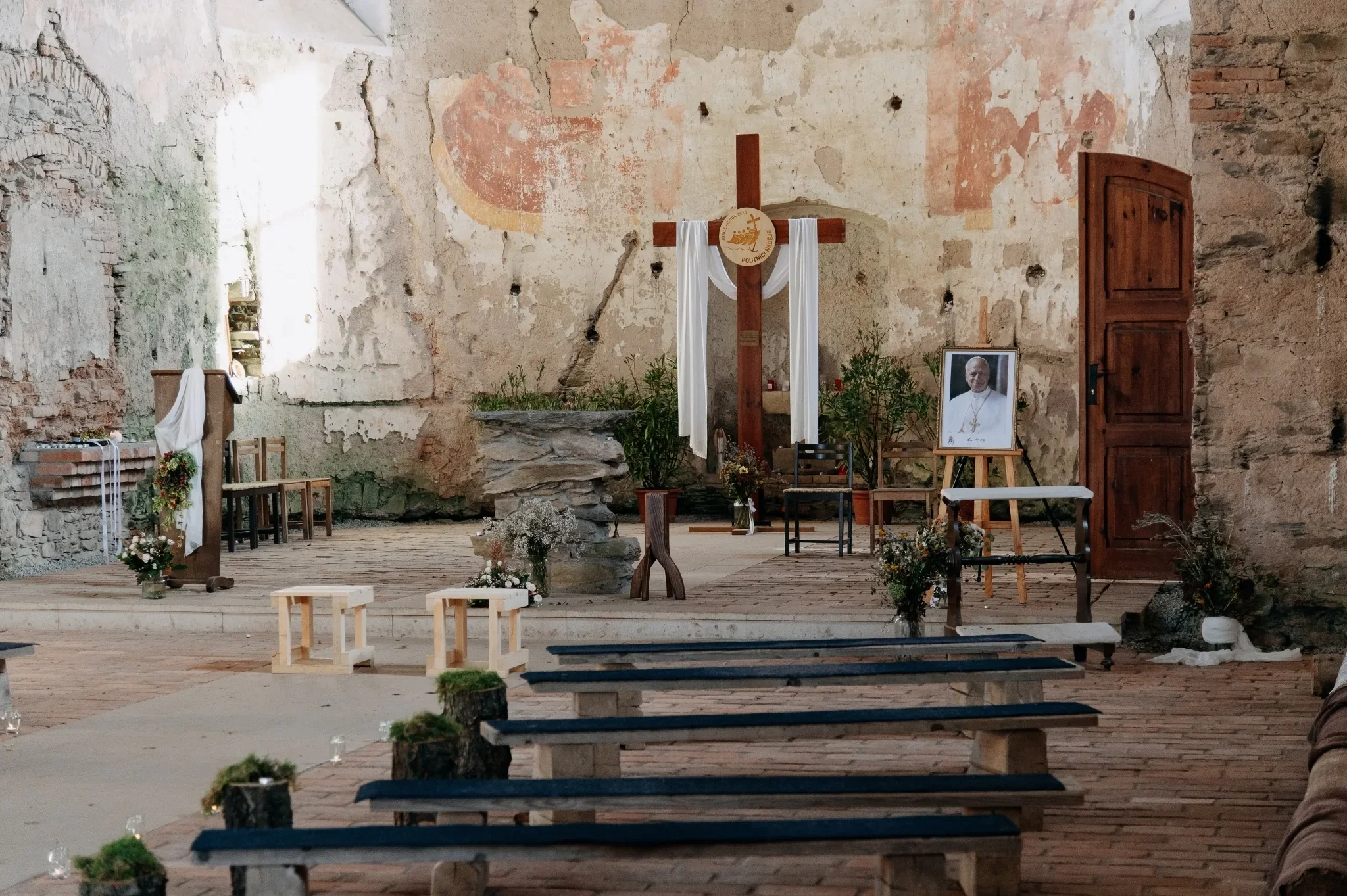 10-vyzdoba-kostela-podzimni-svatba.webp