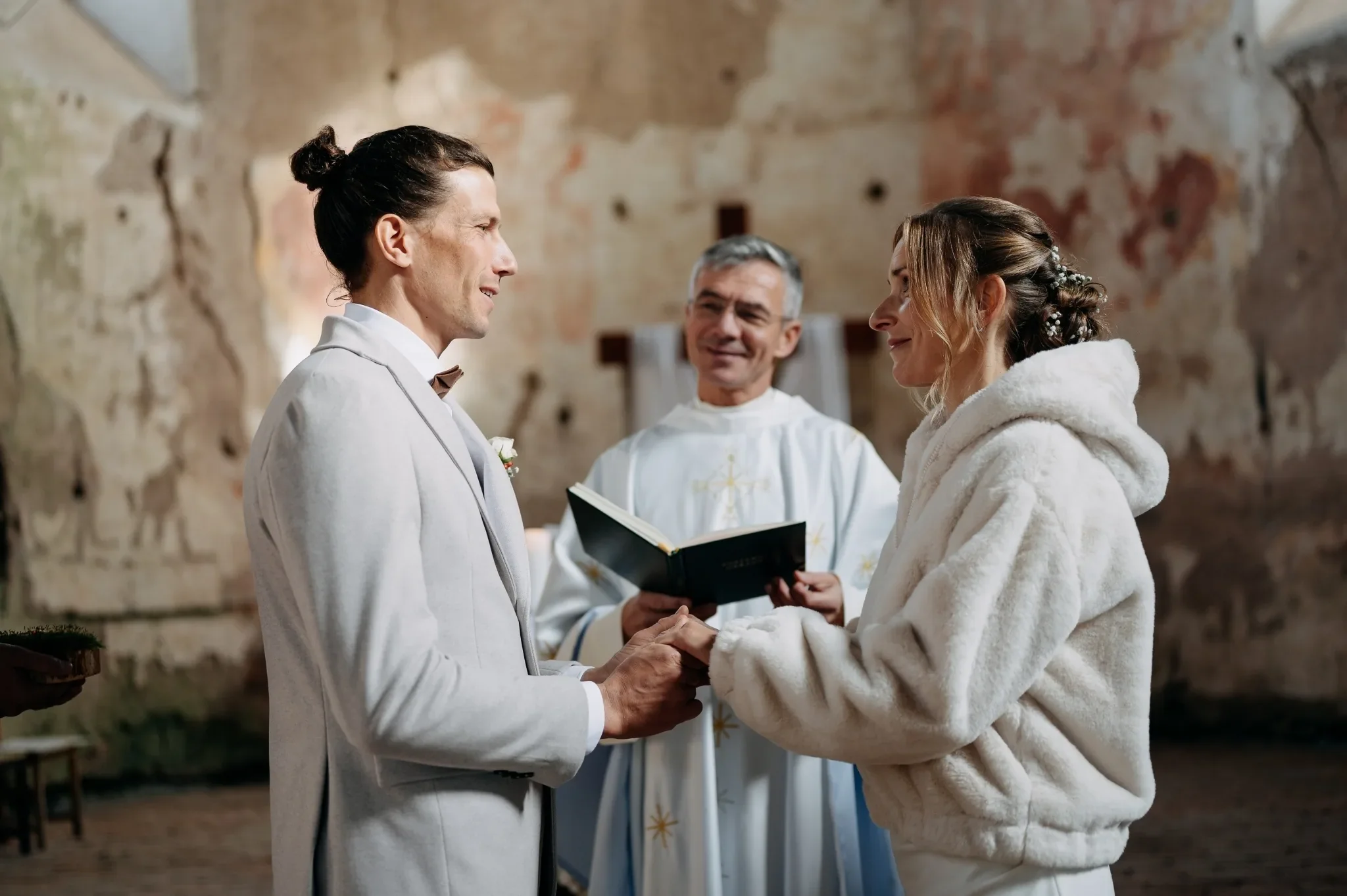 17-svatebni-slib-v-kostele.webp