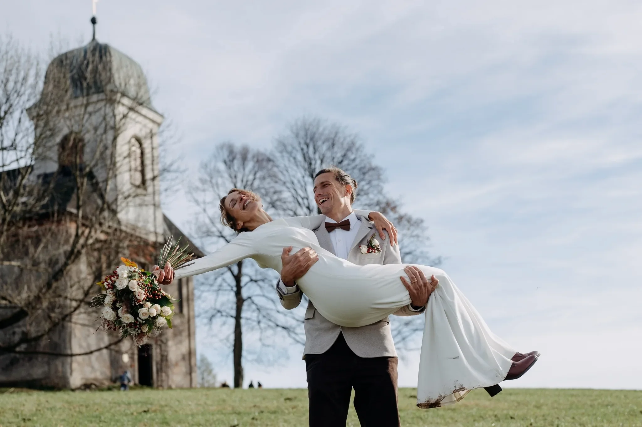 24-zenich-nese-nevestu-u-kostela.webp