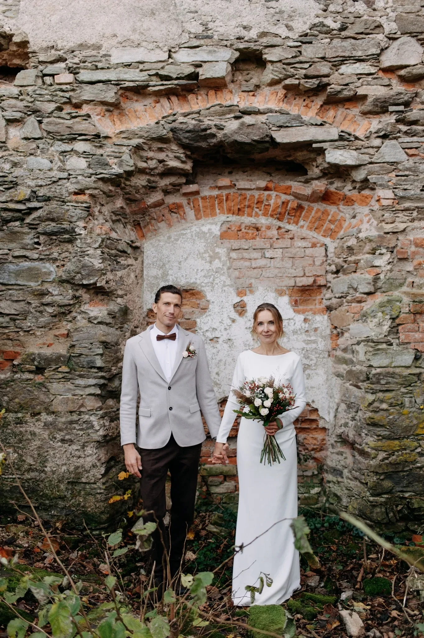 28-novomanzele-v-ruinach-zdi-svatebni-portret.webp